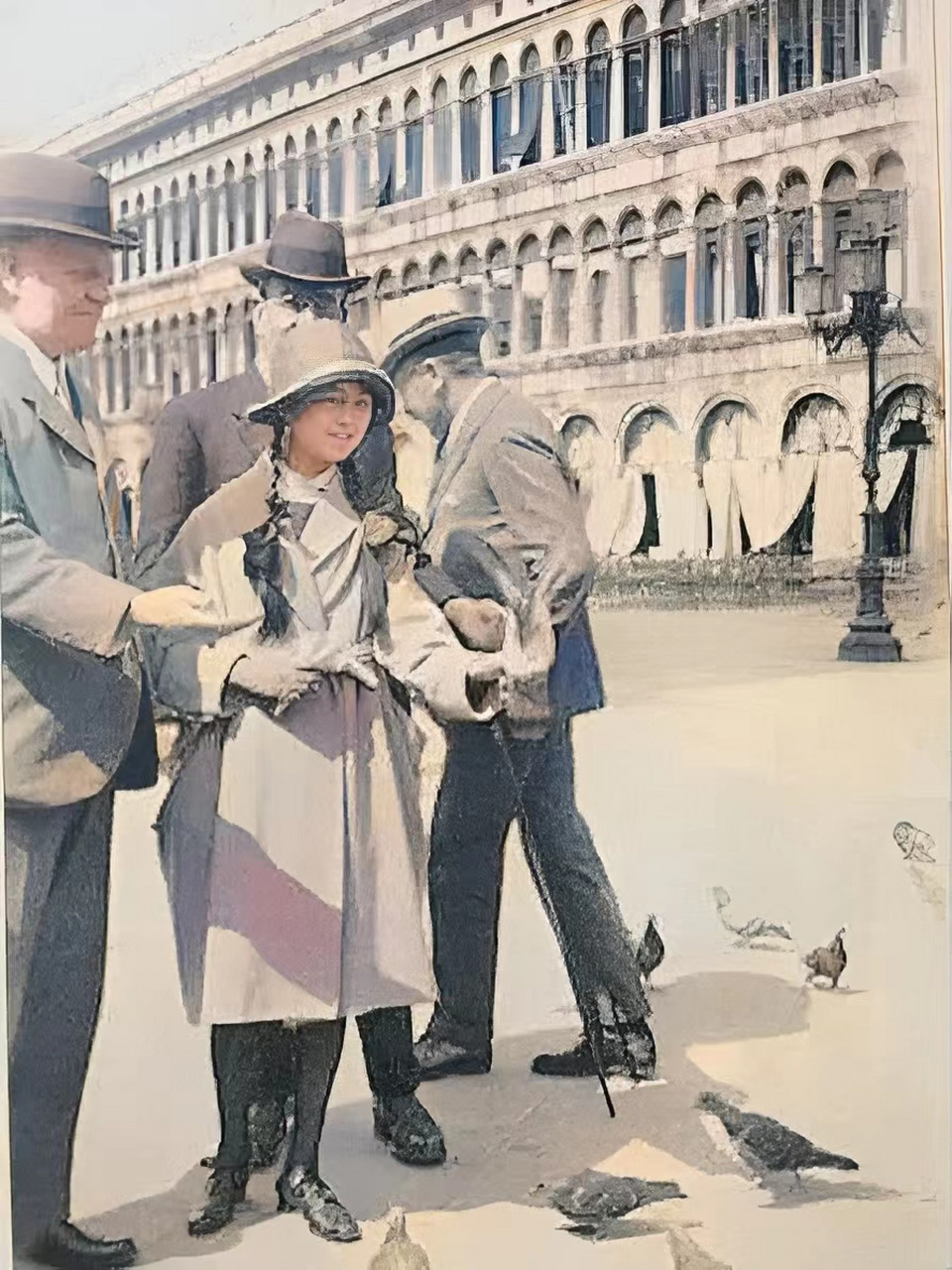 这是1920年前后林徽因在英国伦敦街头喂鸽子的照片:洋气的帽子,合身的