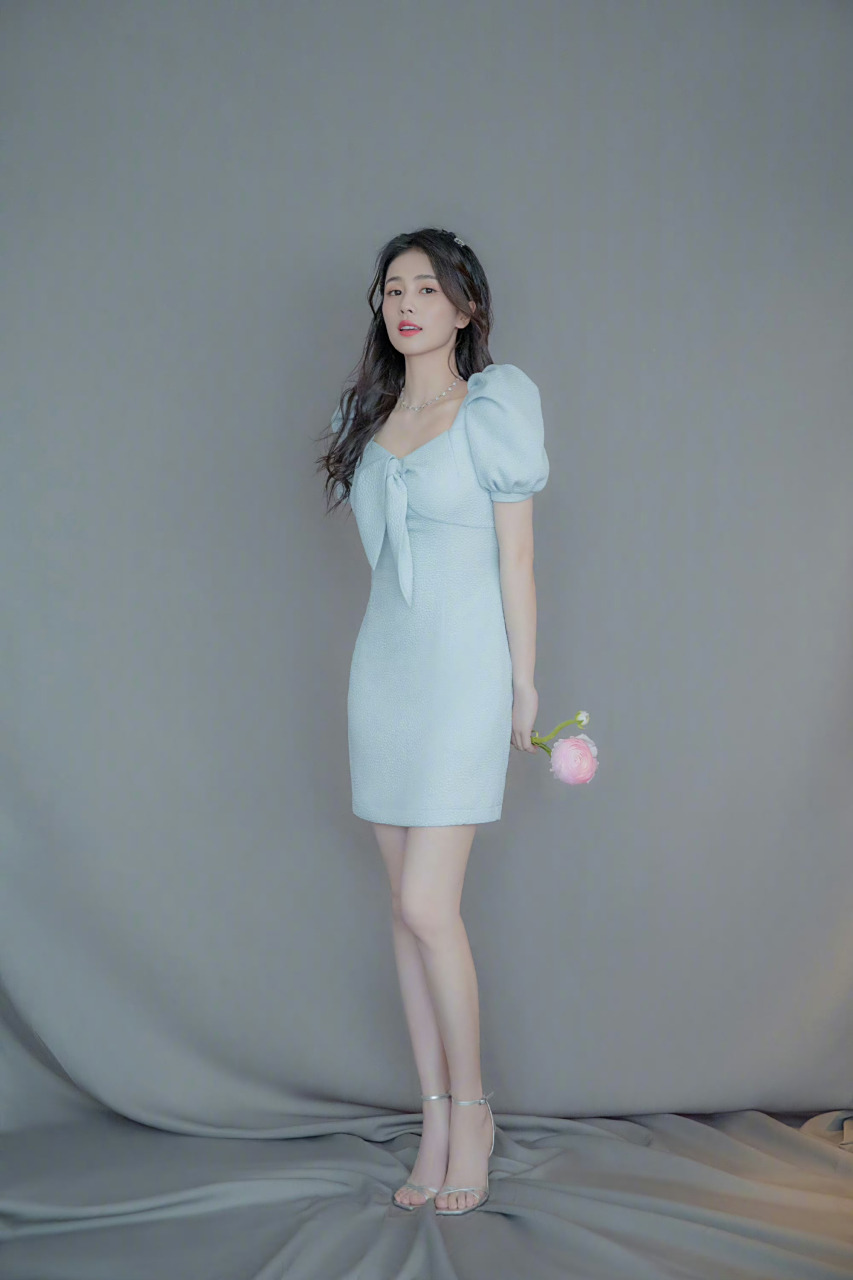 白鹿的小脚丫就像她的牛奶肌肤一样,白白嫩嫩的,特别漂亮.