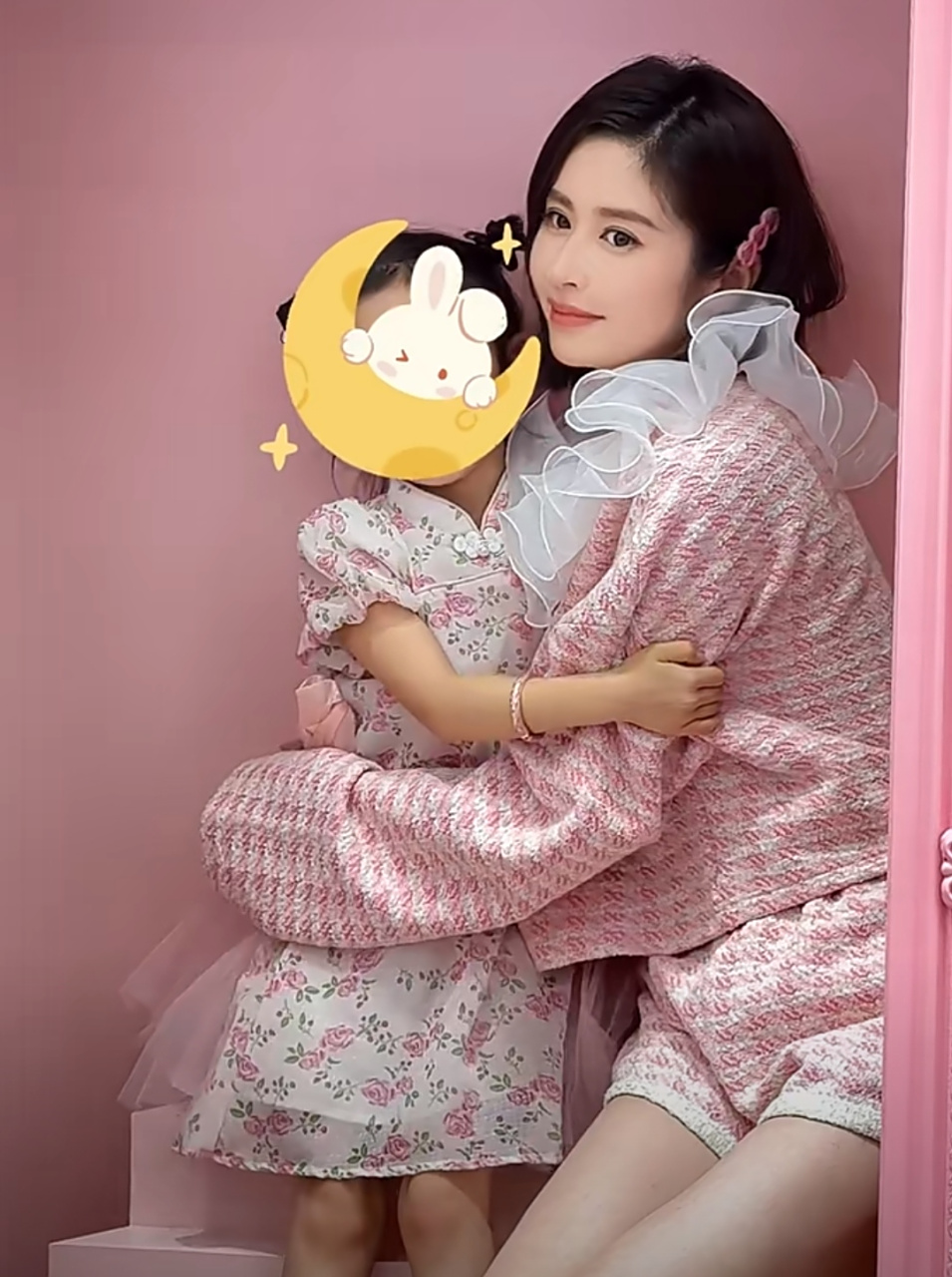 颖儿带孩子去芭比店,小月亮买玩具不看价格,母女俩选了10种礼盒直呼太