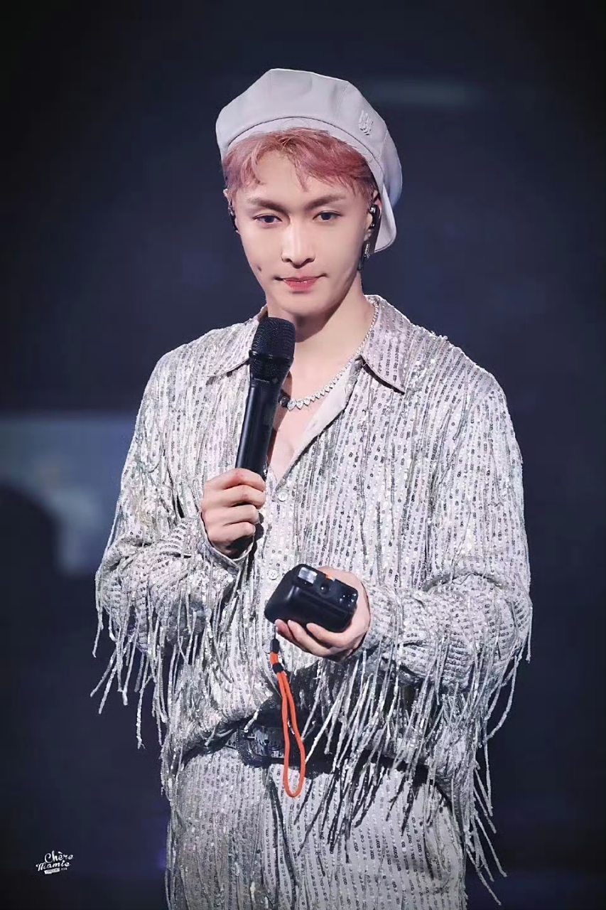 张艺兴今日演唱会这套银色流苏造型,真的好像小王子[打call]