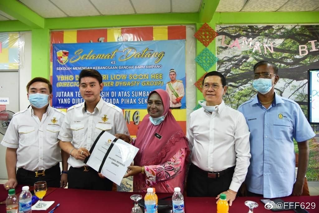 云尊集团董事拿督斯里廖顺喜 捐55万给母校建礼堂