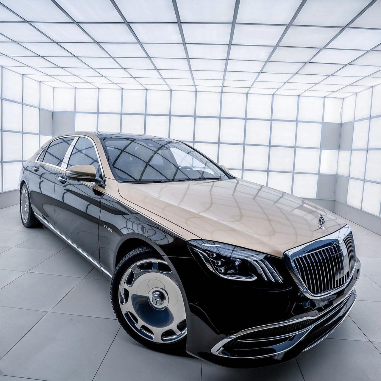 迈巴赫s450改装s680大饼轮毂 双拼色风格外观 三眼皮大灯更加经典优雅