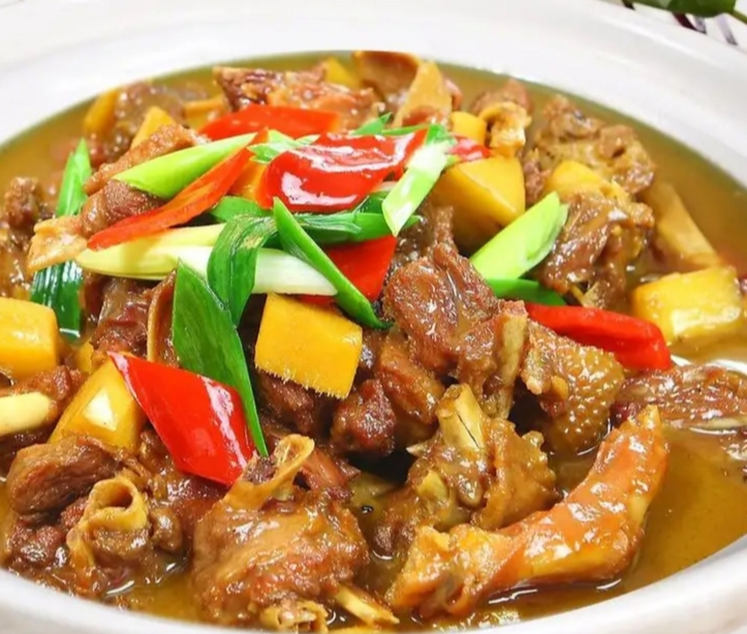 将处理干净的大鹅剁成小块,用清水浸泡片刻,沥干备用.