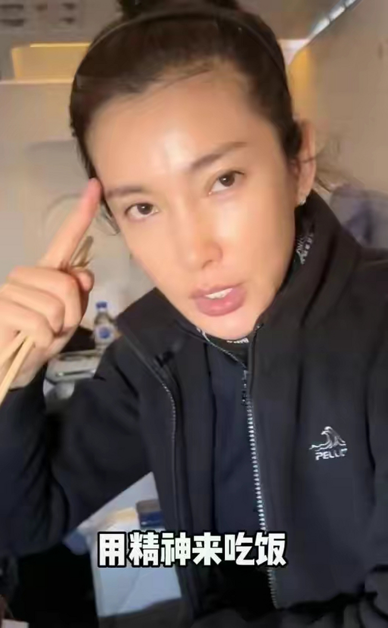 50岁李冰冰庆生曝近况!