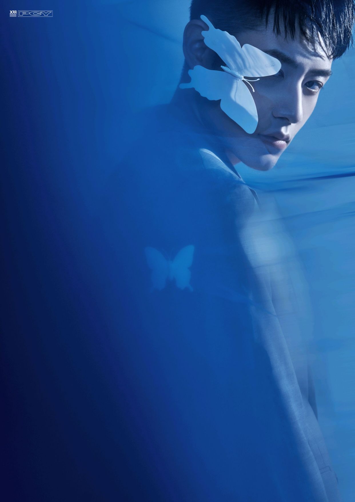 彭楚粤组图释出!蓝色的光影间迷幻沉静,充满浪漫气息