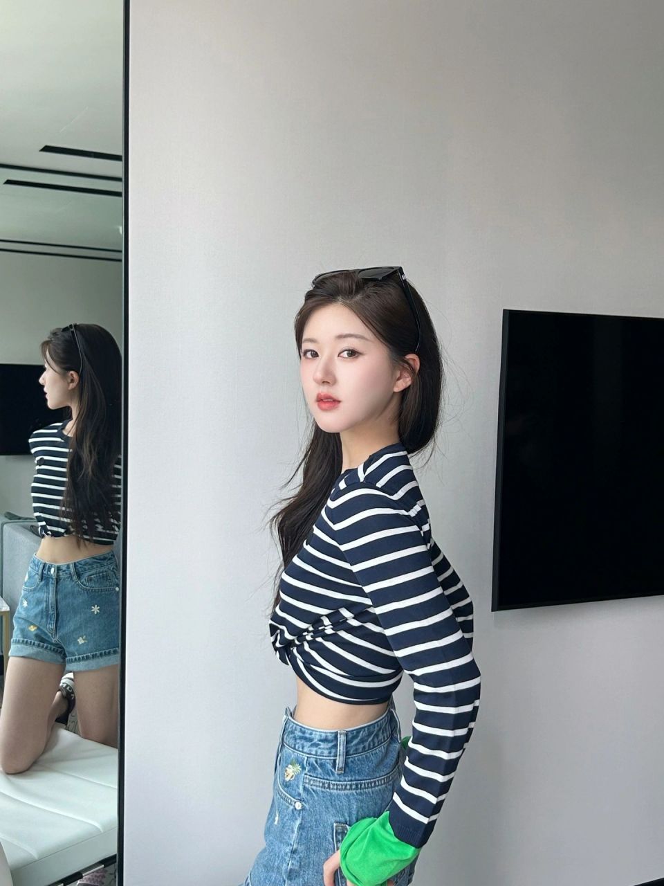 赵露思最新穿搭,身穿长袖条纹t恤搭配蓝色牛仔短裤整体造型时尚又百搭