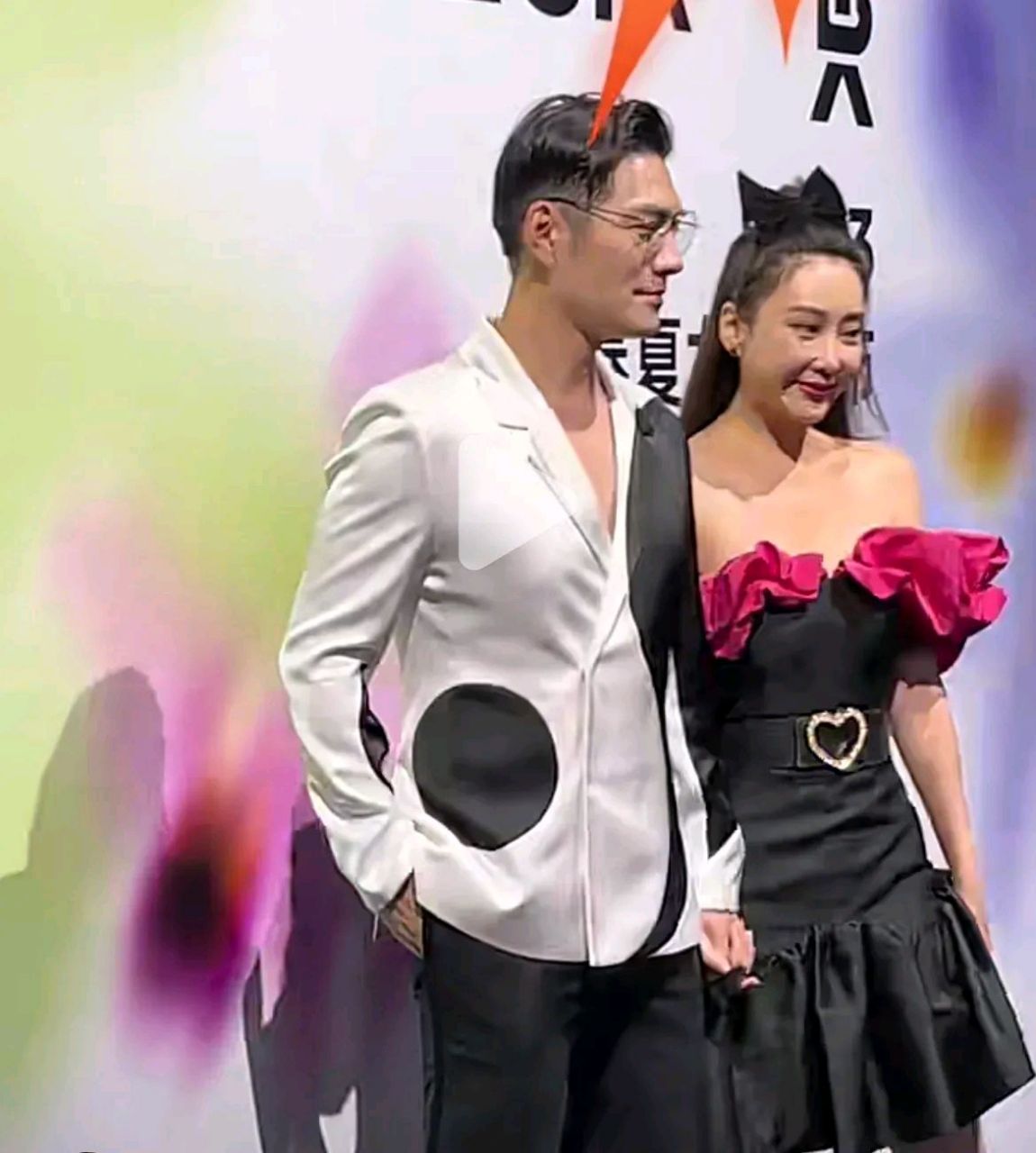 43岁的严屹宽依然帅气,老婆杜若溪有点儿整容脸,看着不自然.