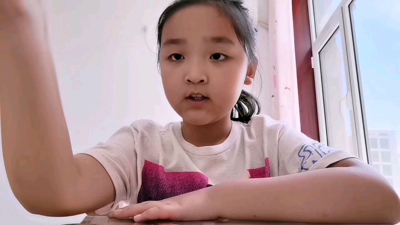 今天我们来做手工,看看我用超轻黏土捏得像不像