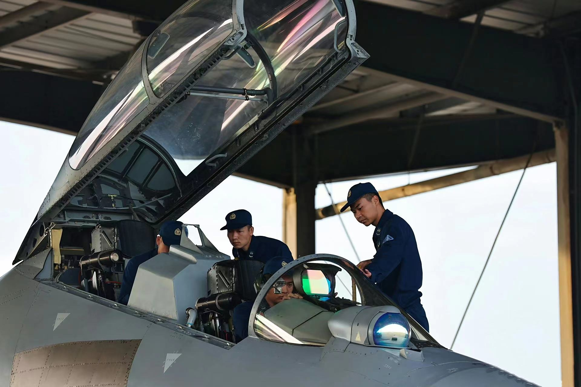 歼16也镀膜,歼10c座舱盖镀膜也就算了,毕竟它有dsⅠ鼓包加s形进气道和