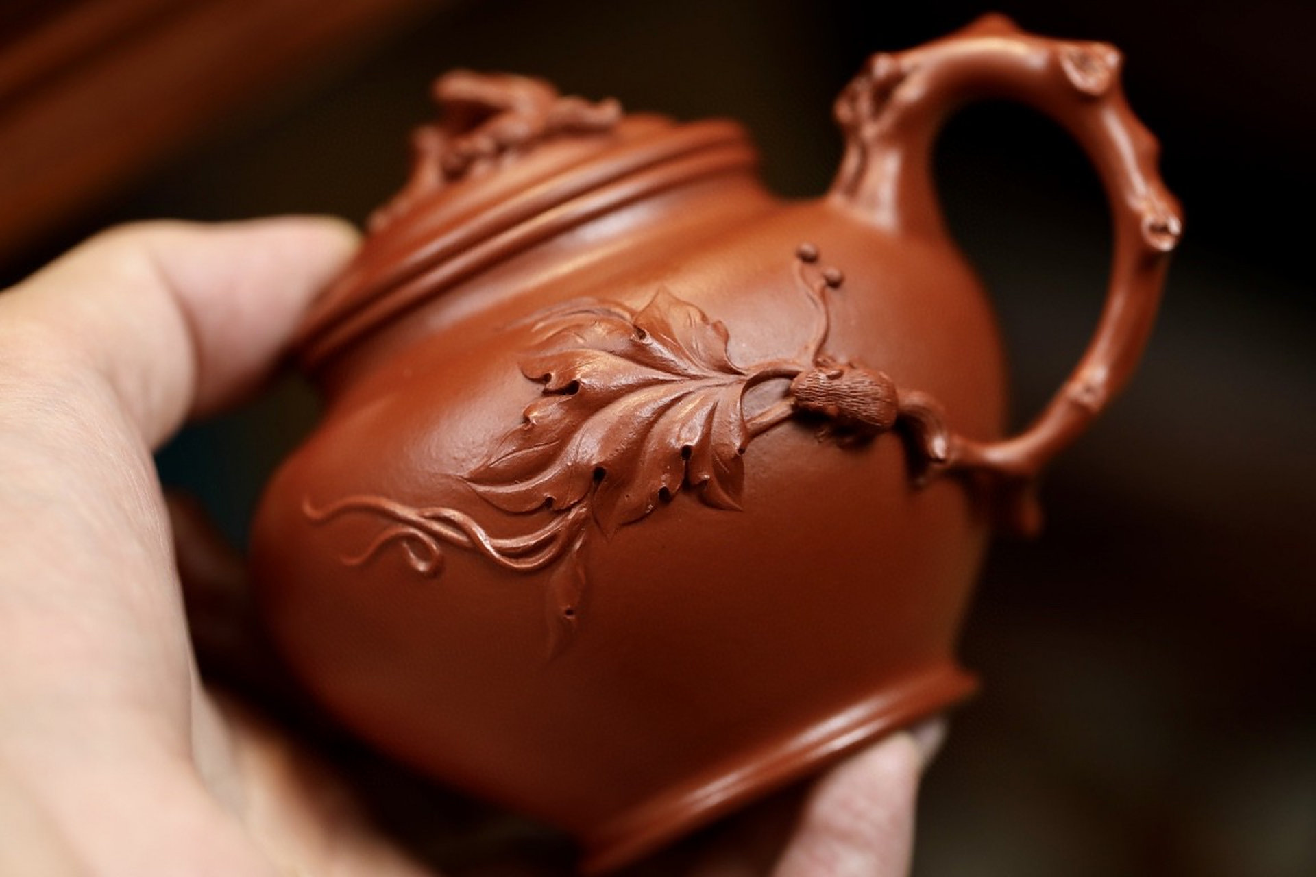 松鼠报春|优质朱泥|250cc|全手  报春壶为传统紫砂壶造型,以松鼠入题