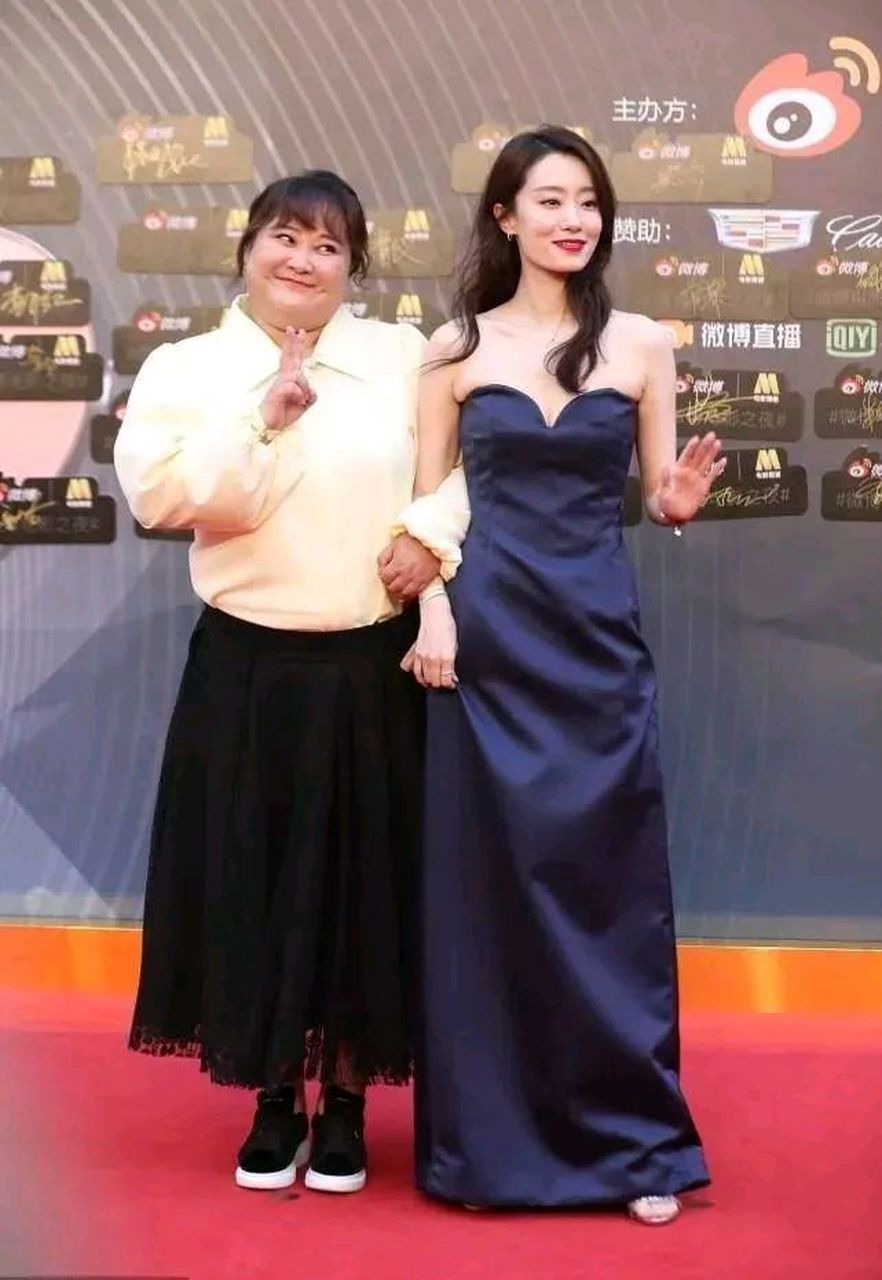 贾玲与张小斐同框,一胖一瘦形成鲜明对比,十分亮眼抢镜逗趣,不得不说