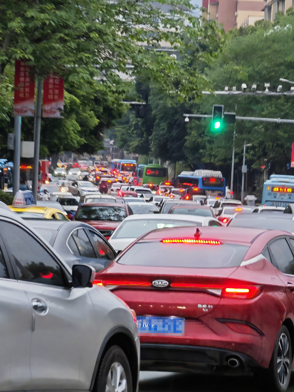 4月28日下午六点,重庆北碚区出现了超级大堵车,直接从将军陵园堵到了