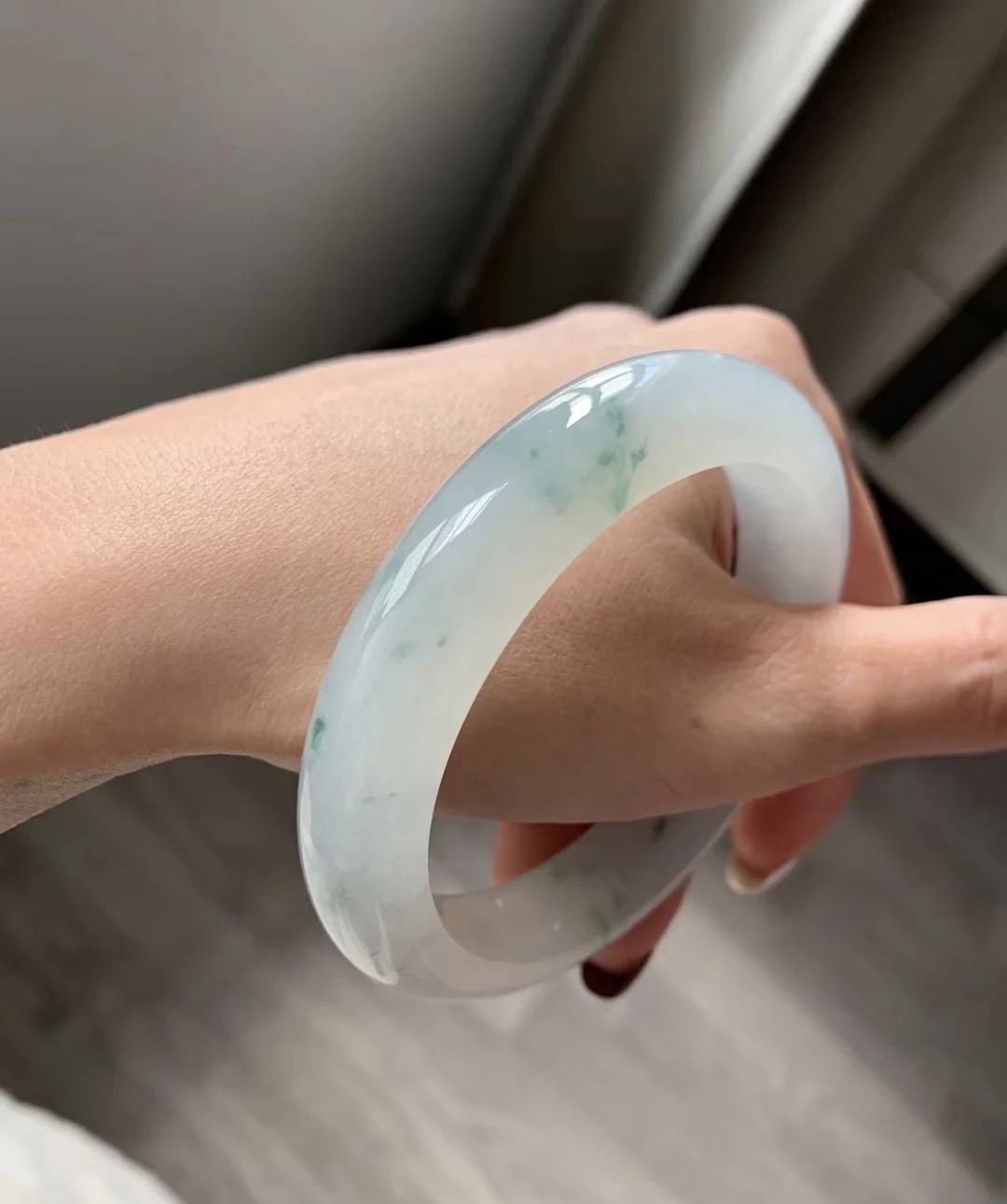 牛奶底飘花翡翠手镯