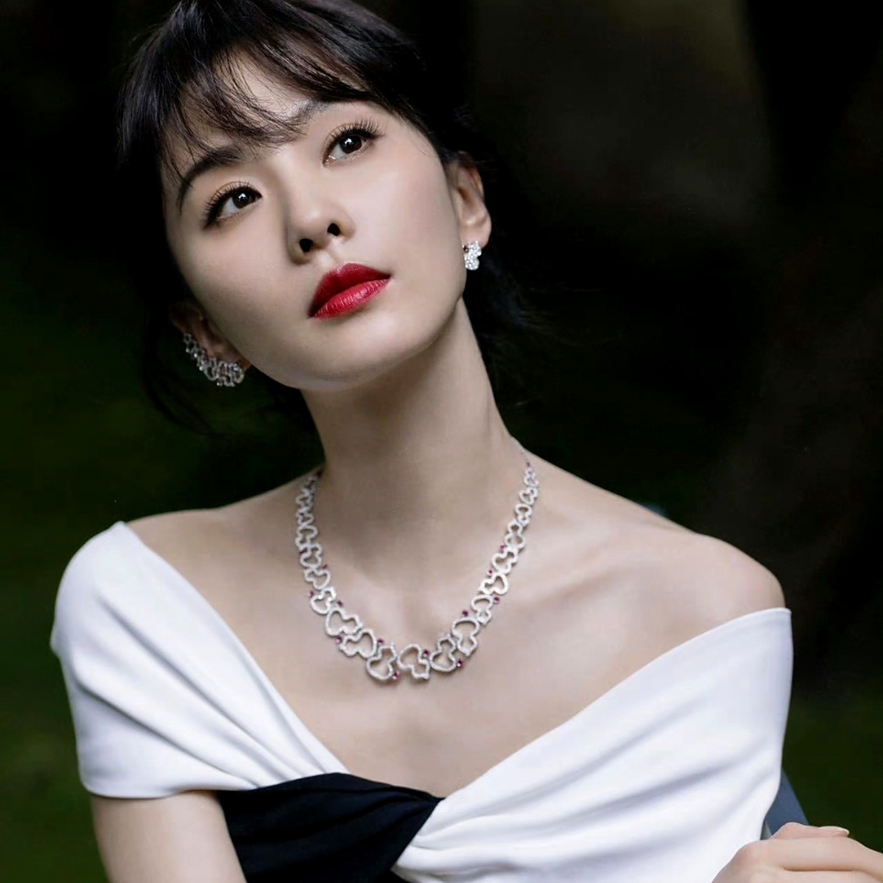 刘诗诗的头发依然是齐刘海,让她看起来更加清新可爱.整个造