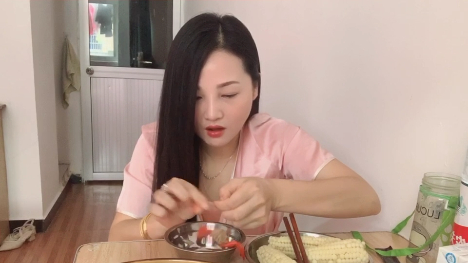 今天午餐卤虾 肥肠 鸭蝴蝶