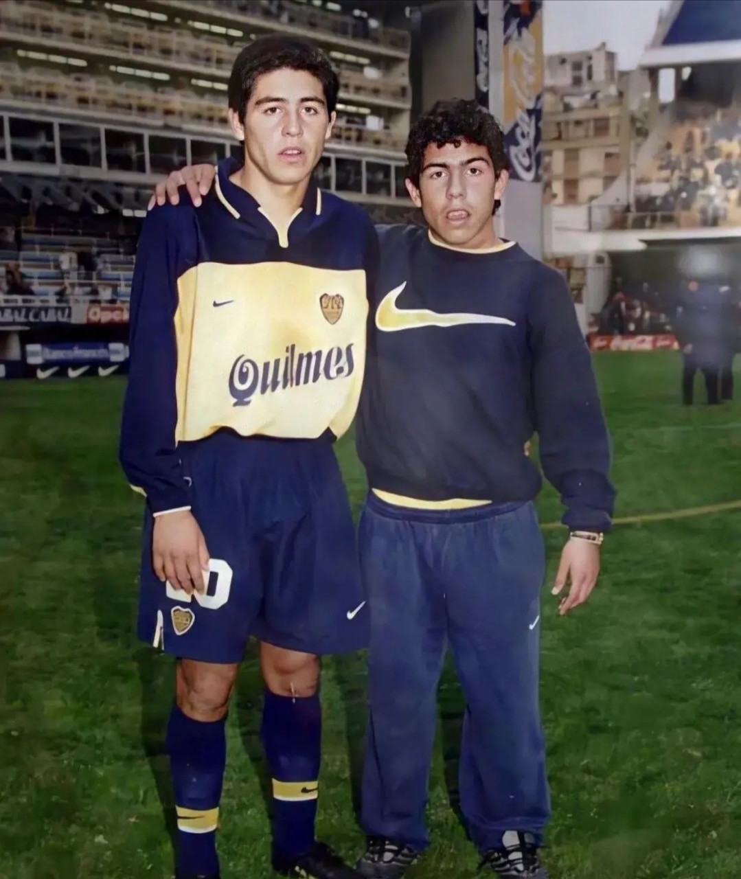 18年前的梅西和法布雷加斯,一个手捏着对方耳朵,大概率肯定要拉一拉