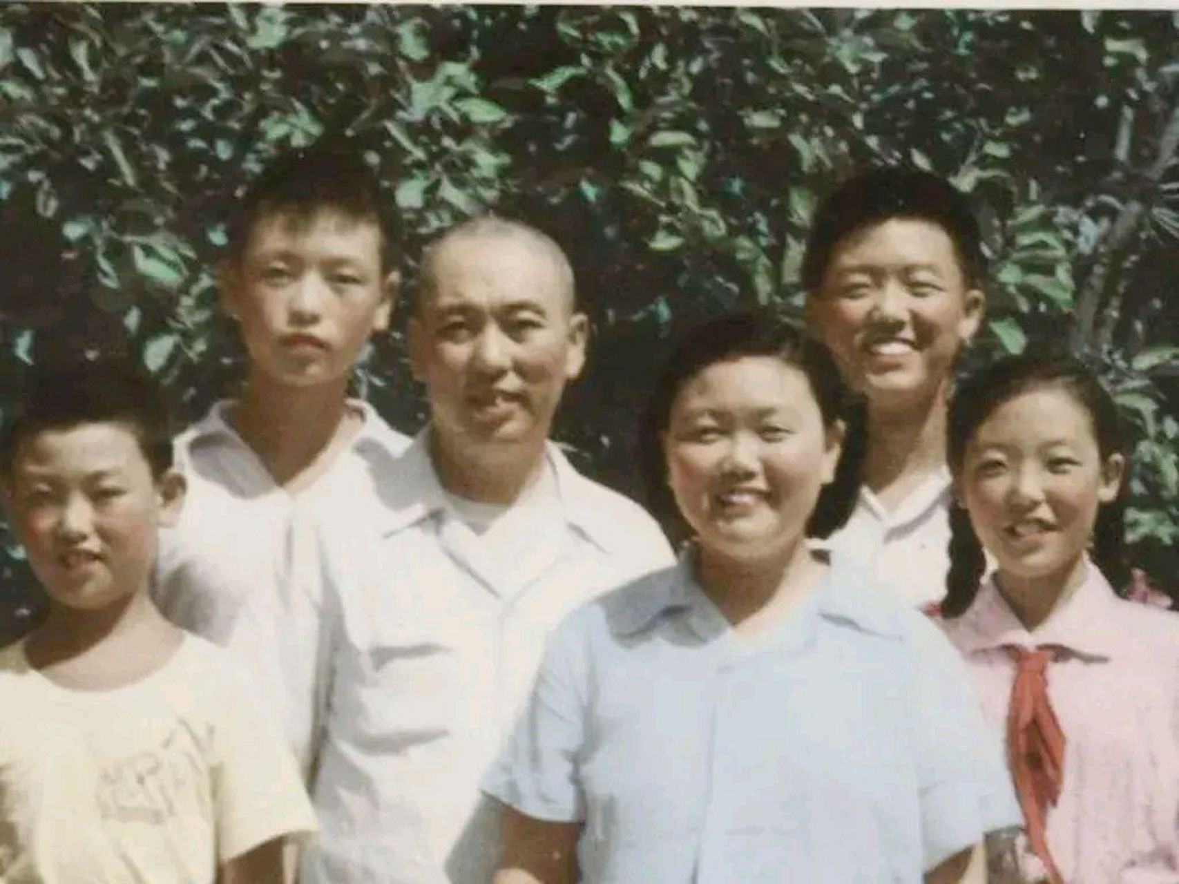 六十年代,开国中将时任西藏军区政委谭冠三将军与夫人李光明和子女在