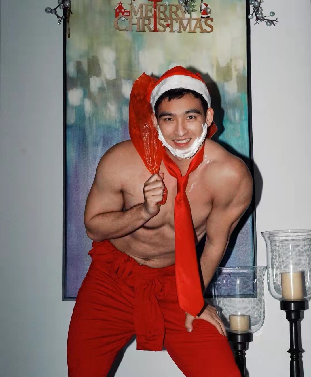 肌肉男神毛若懿变身圣诞老人大秀完美身材