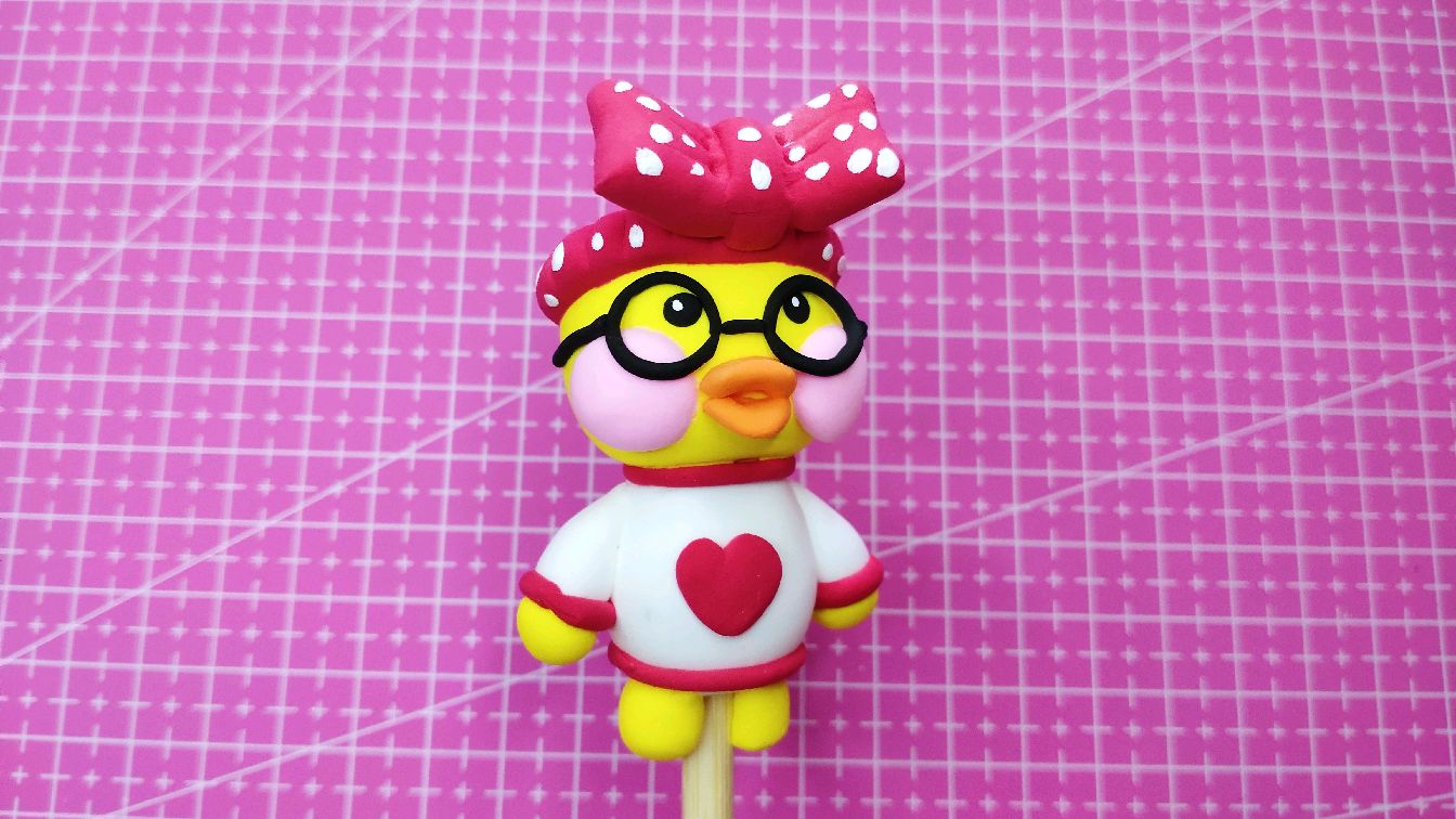 玻尿酸鸭黏土教程,戴发箍的玻尿酸鸭,还戴着小眼镜,非常可爱哦