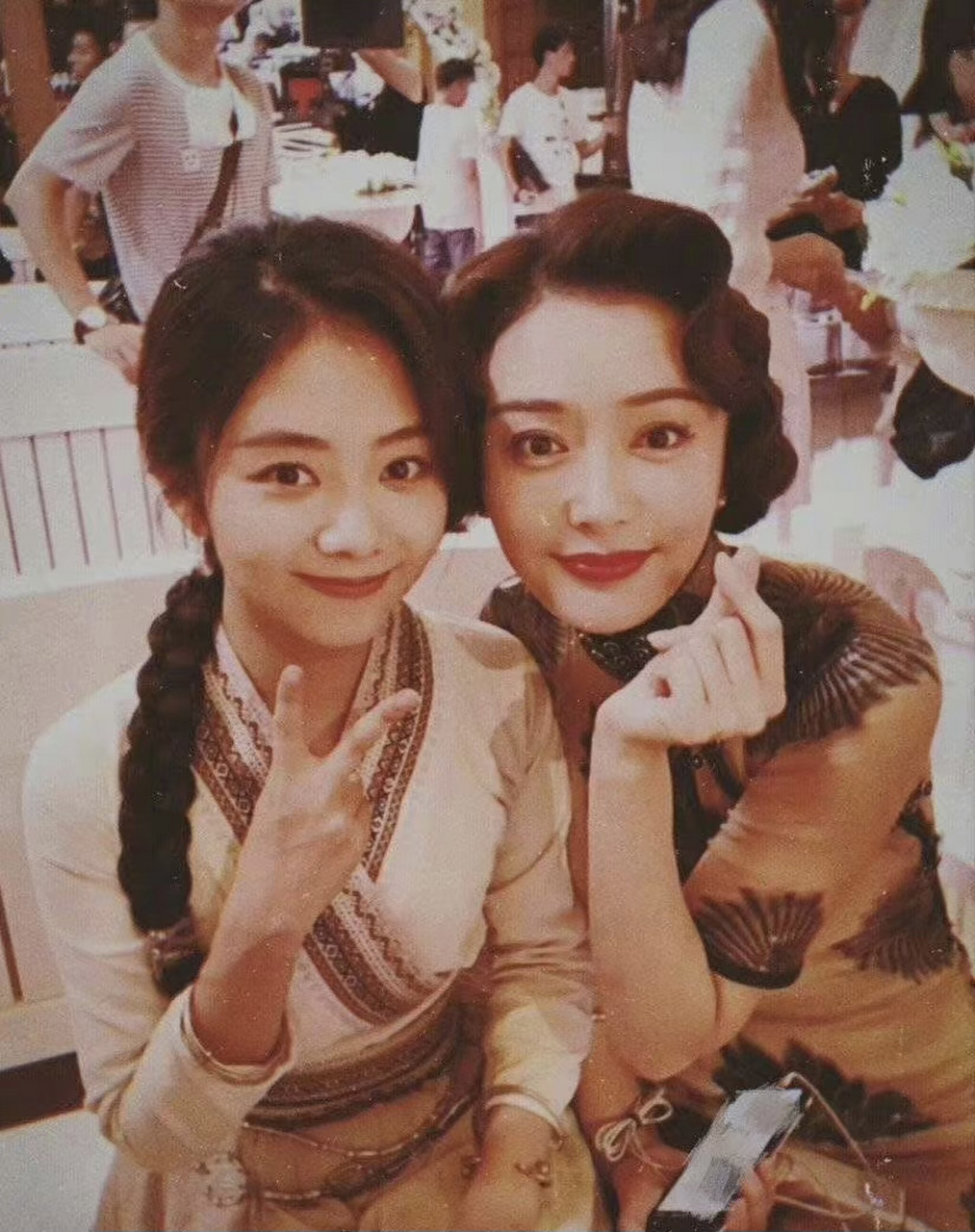 秦岚谭松韵互称"大狗子",俩美女关系好还调皮