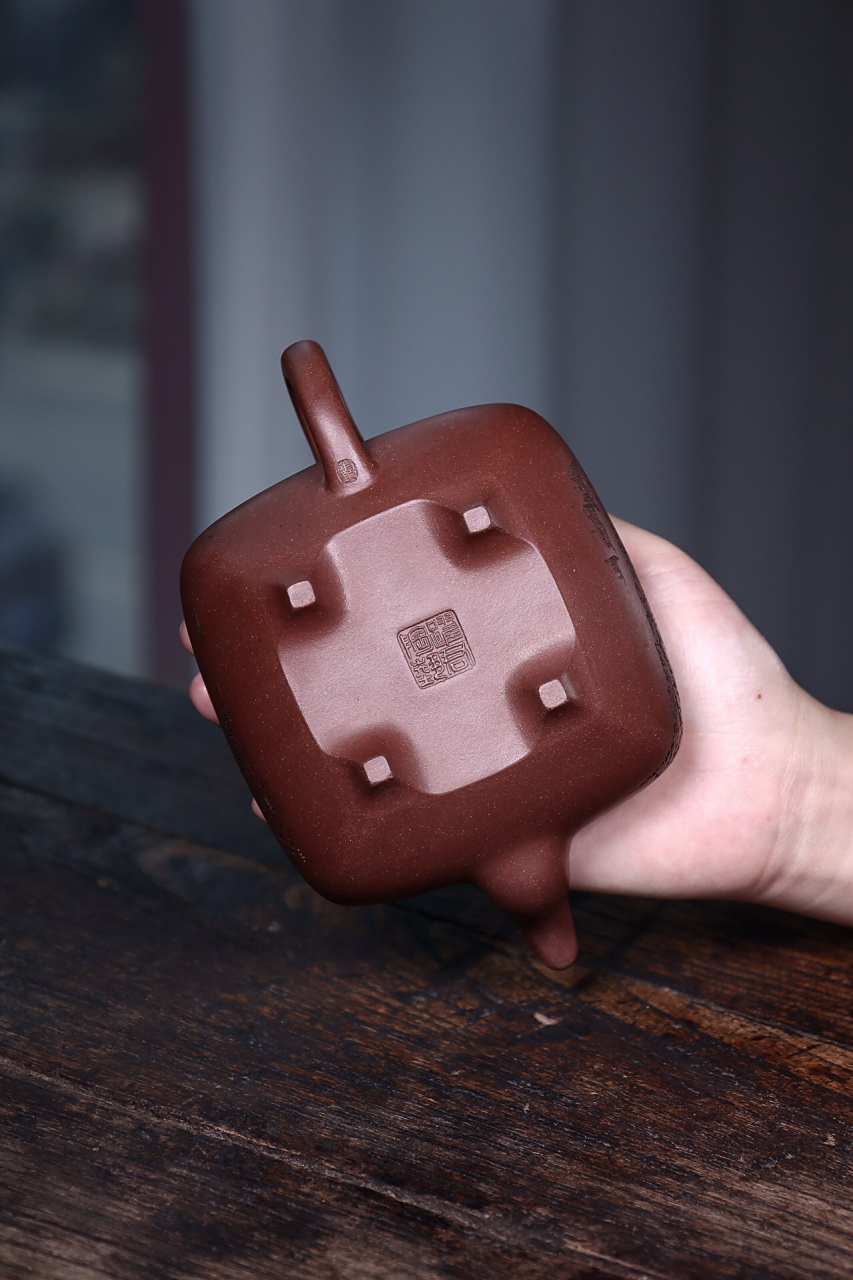 这款传炉壶全由手工精制,作者是顾跃君,容量为400毫升,壶身具有19个