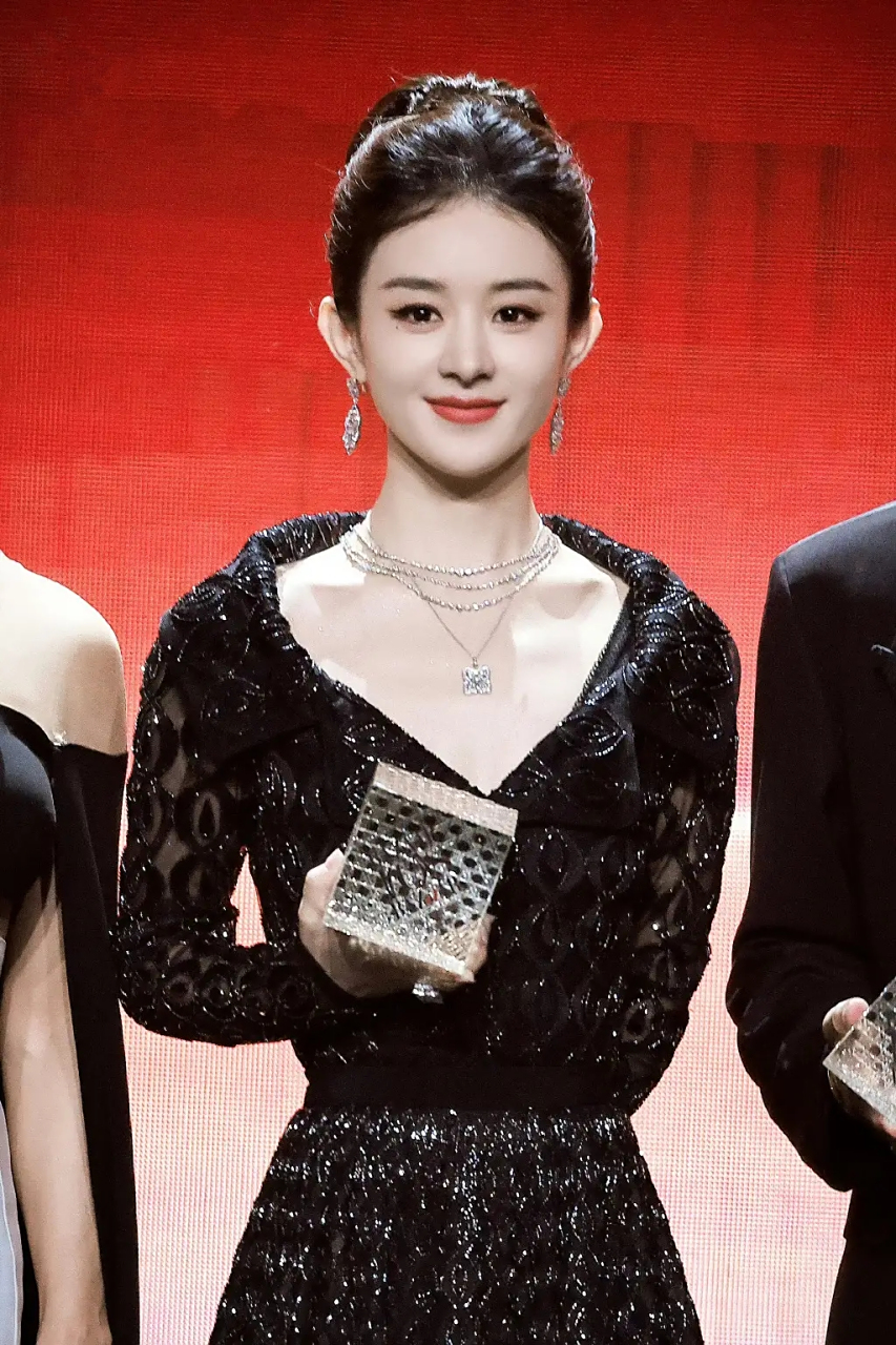 这种高端大气的衣服,才适合赵丽颖的气质和面容!