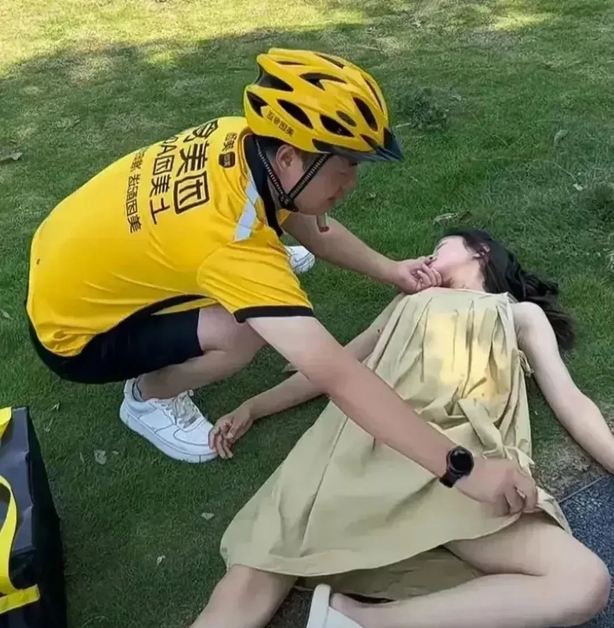 一个女孩晕倒了,外卖小哥做急救措施! #我要上热门# #外卖小哥