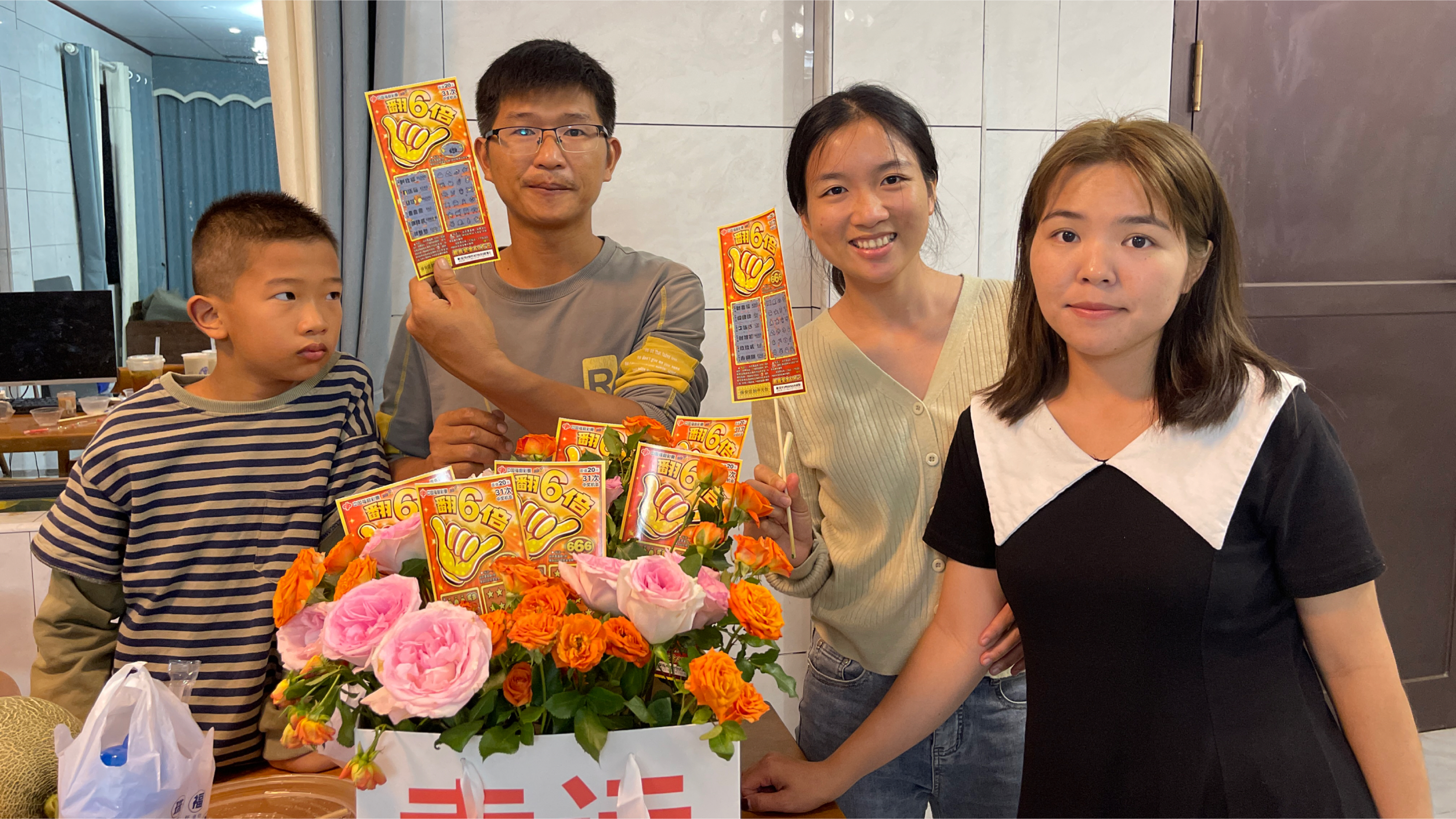 阿旺妹妹过生日，大哥嫂子们精心准备礼物，全家人笑得合不拢嘴