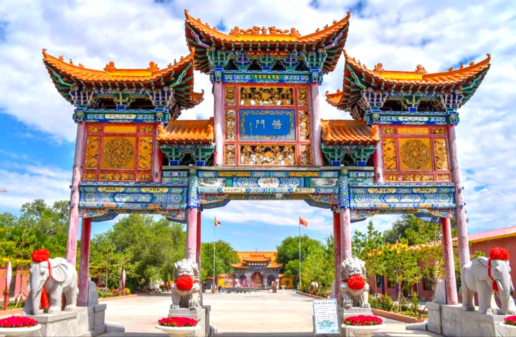 西圣观音寺位于新疆昌吉市红旗路,人民公园北门外.