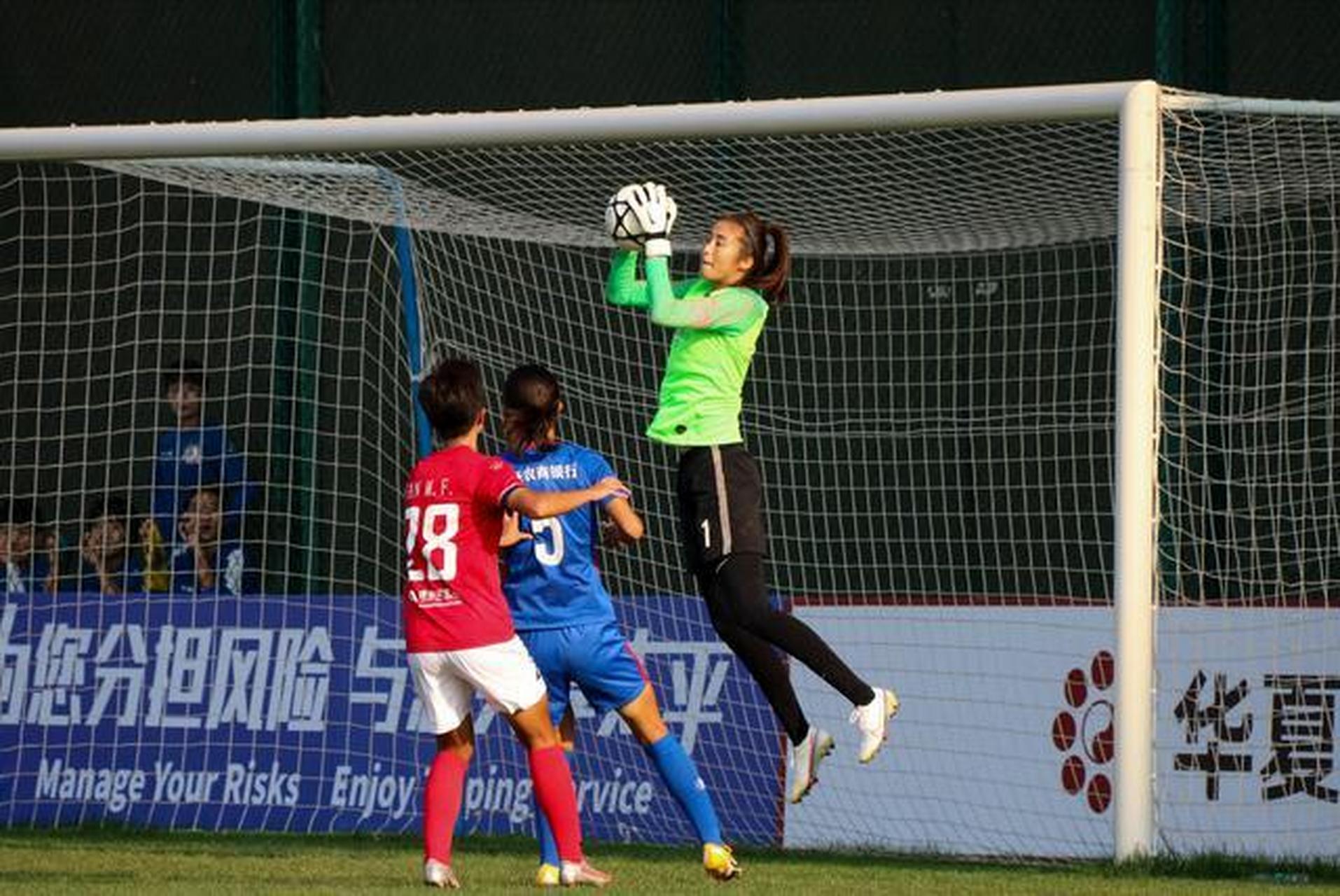 2023年4月14日,前中国女足门将赵丽娜宣布退役.