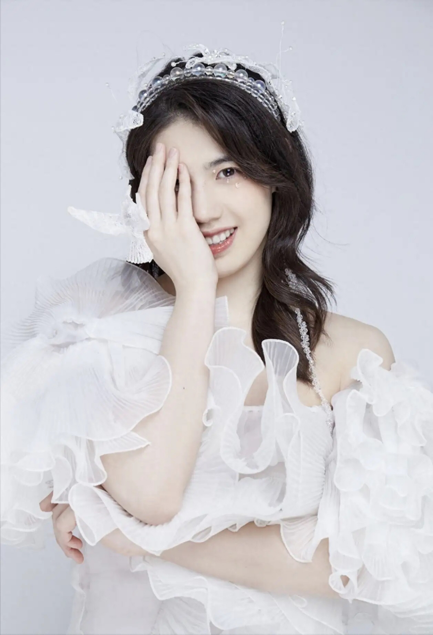 秋日生活创作季# 25岁张雨霏早前一组时尚写真大片