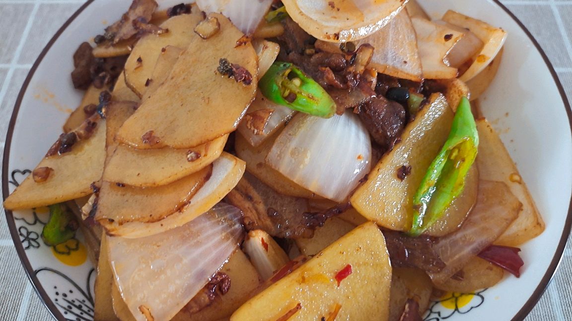 简单的洋葱土豆回锅肉,掂锅的技术很好。可惜我不会呀