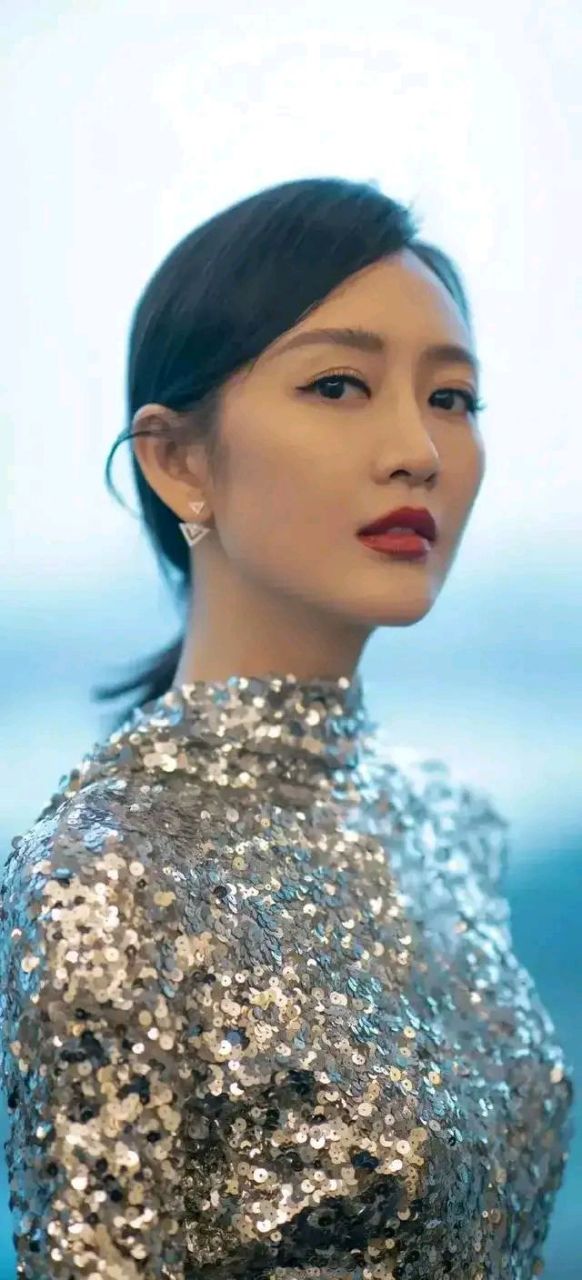 王鸥,一个被爱情伤透心的中年女子,在生活的琐碎中渐渐失去了曾经的