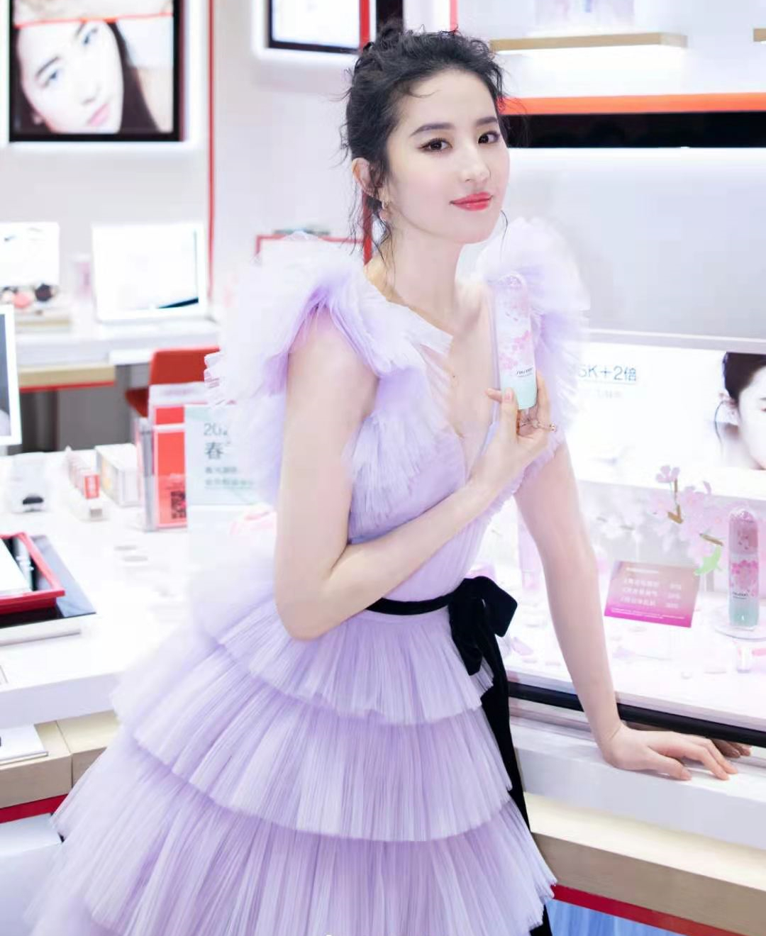 刘亦菲蛋糕裙礼服被赞,提醒女人:只有适合自己的,才是最好的