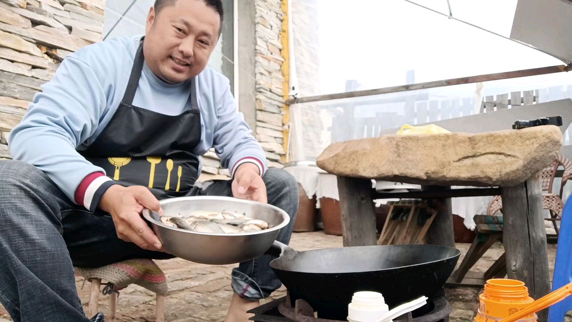 整一盆不花钱的小鱼,农村大哥做成鱼罐头,身价提升50块钱买不来