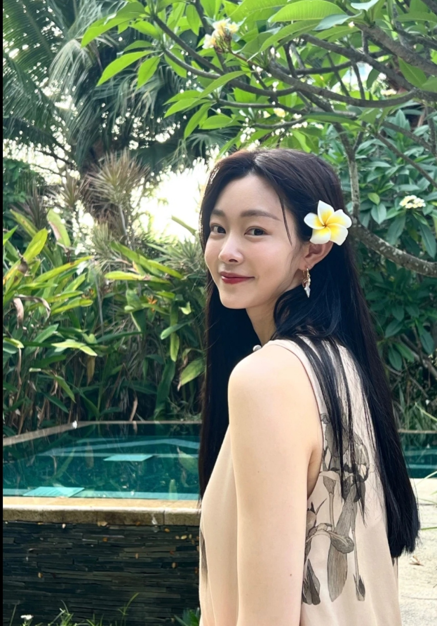 宋轶去度假慵懒感十足,耳朵上戴着花回眸甜笑,画面岁月静好.