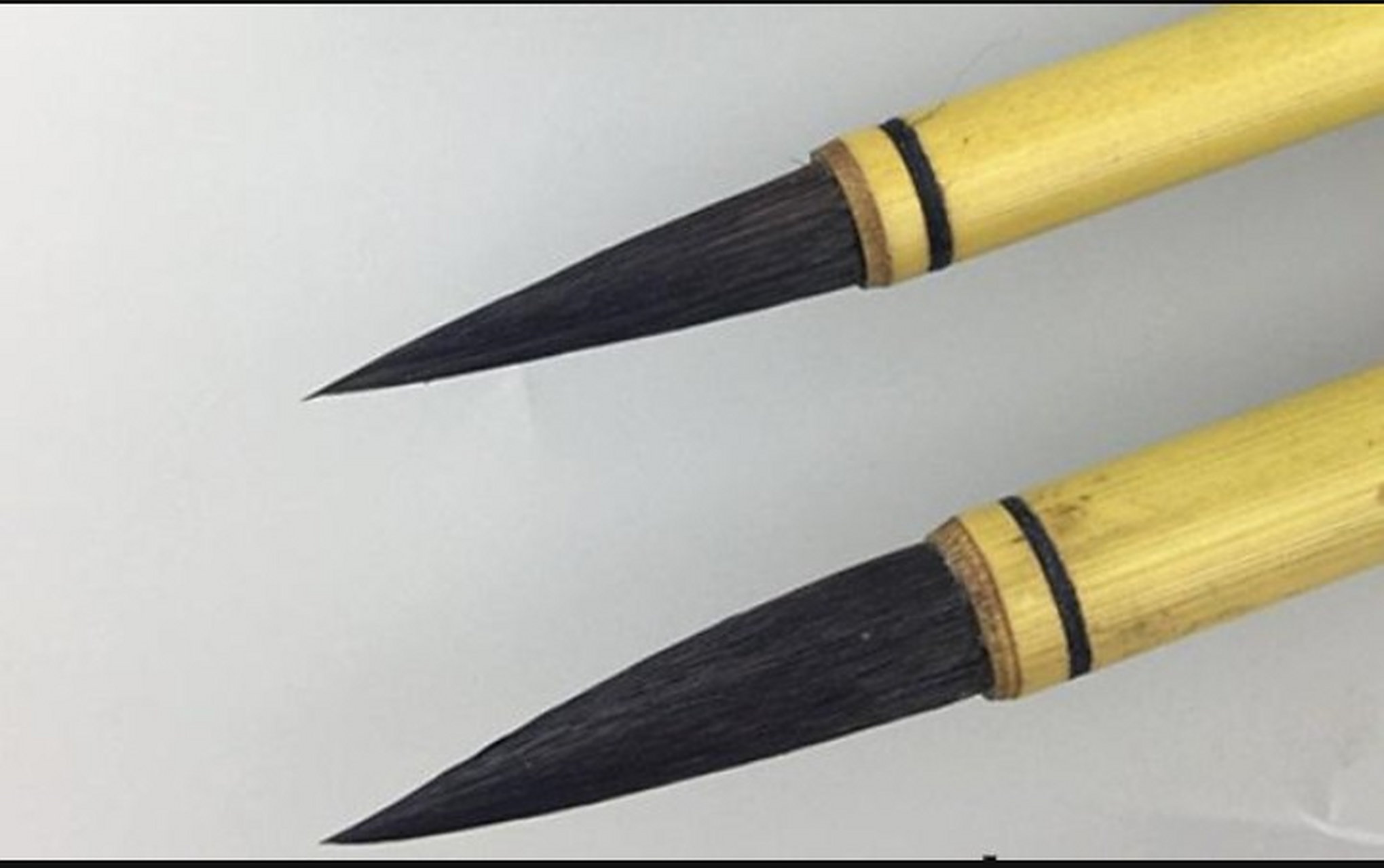 书法小知识【紫毫笔】 兔毫笔是用野兔背部的毛制成的,因为其呈黑紫色