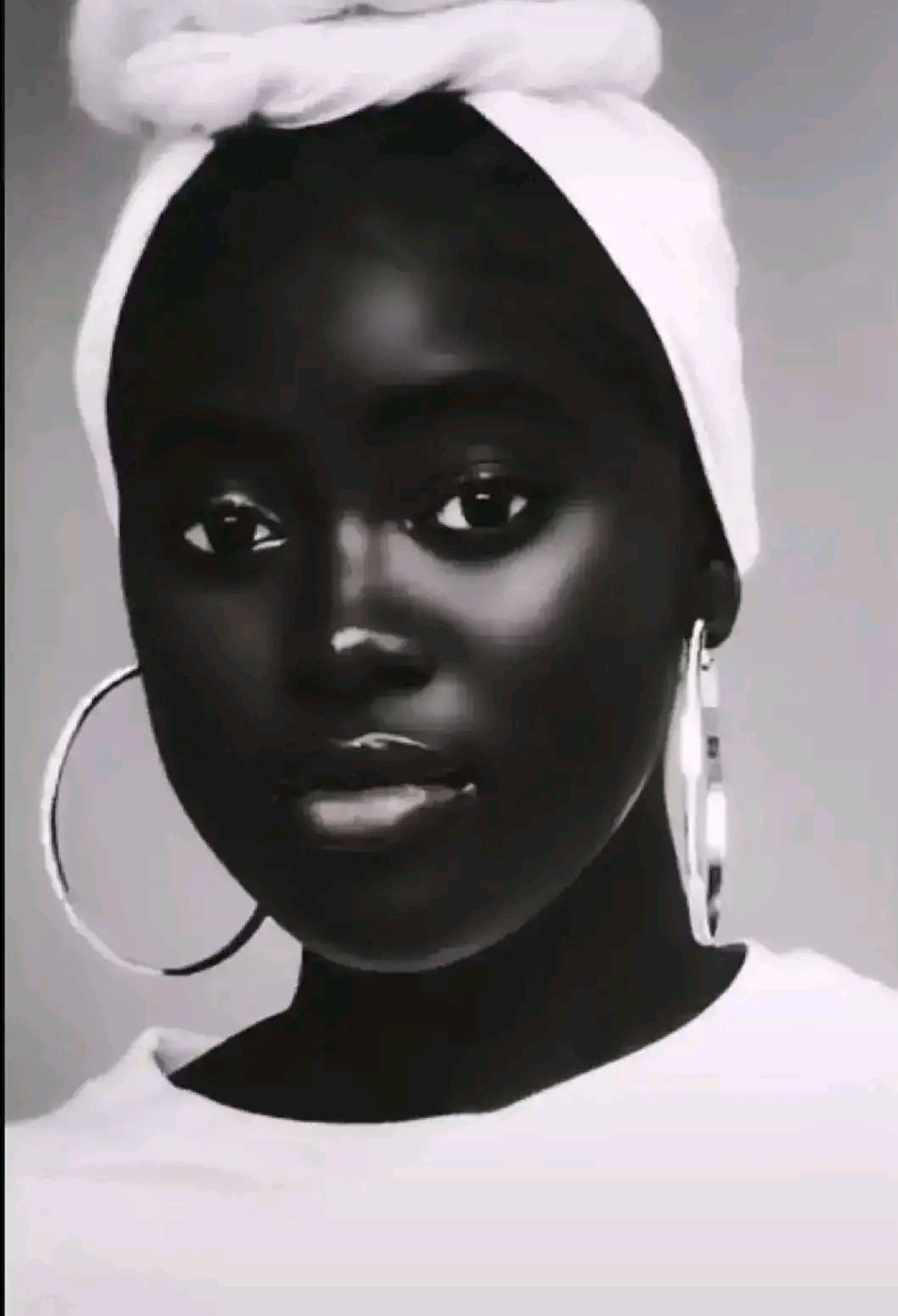 黑到极致也是一种美,这就是传说中的黑珍珠美女吧