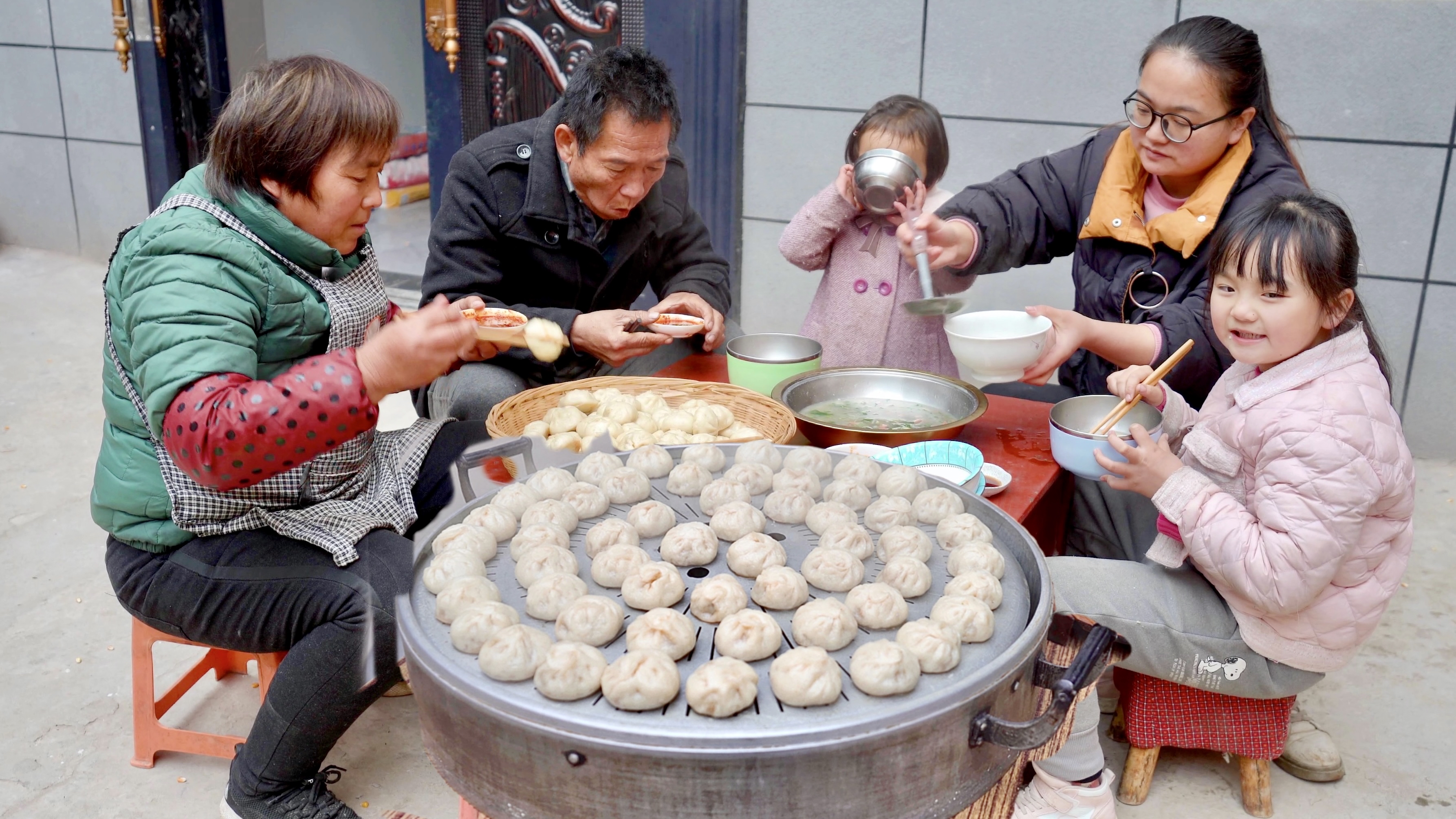 蒸一锅小笼包子，皮薄馅香，一口一个美得很！