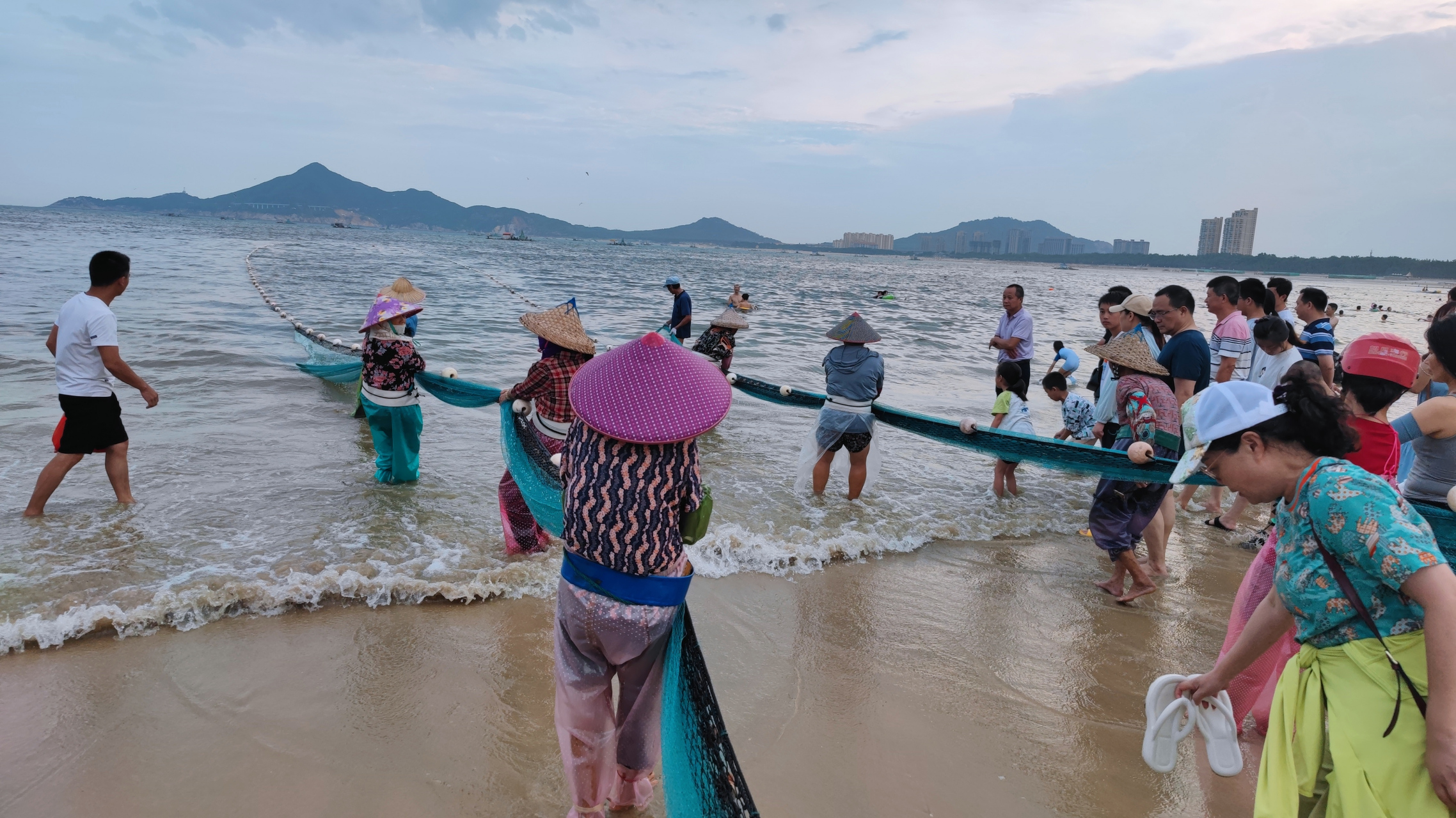傍晚时分,福建东山岛金銮湾沙滩,看渔民拉网.