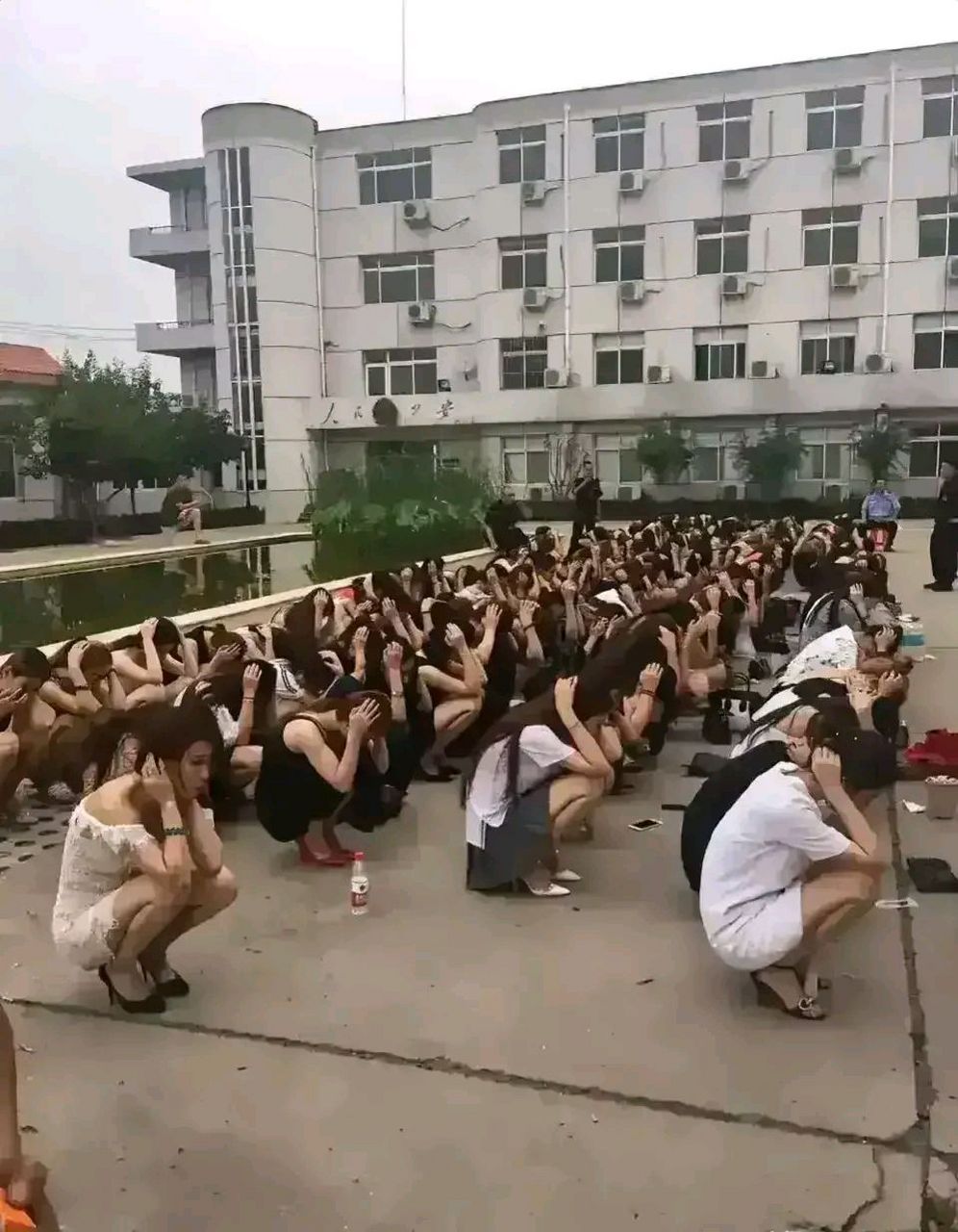 记者暗访城中村卖淫场所,价格明码标价,而且还有折扣,一节40元,三节