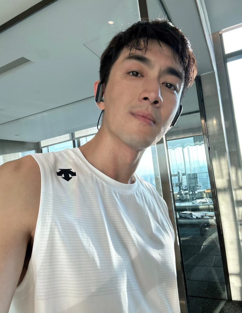 林更新连续晒运动照耍帅,那只墨镜都快成跑步半永久装备了,脸瘦了气质