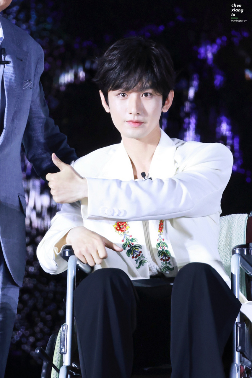 坐轮椅直播,也太敬业了#成毅