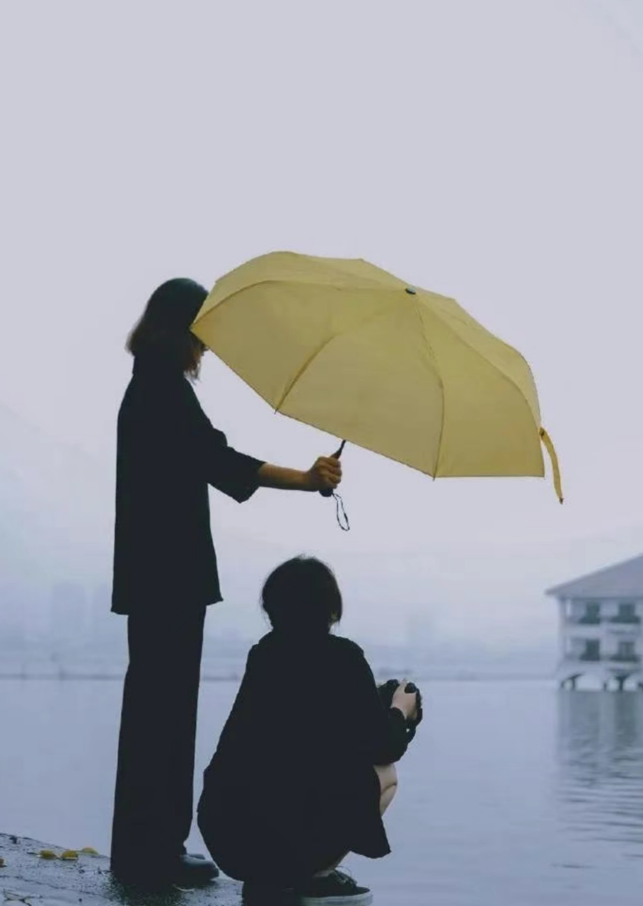 你以为你失去一个为你撑伞的人,能折磨你的,从来不是别人的绝情,而是