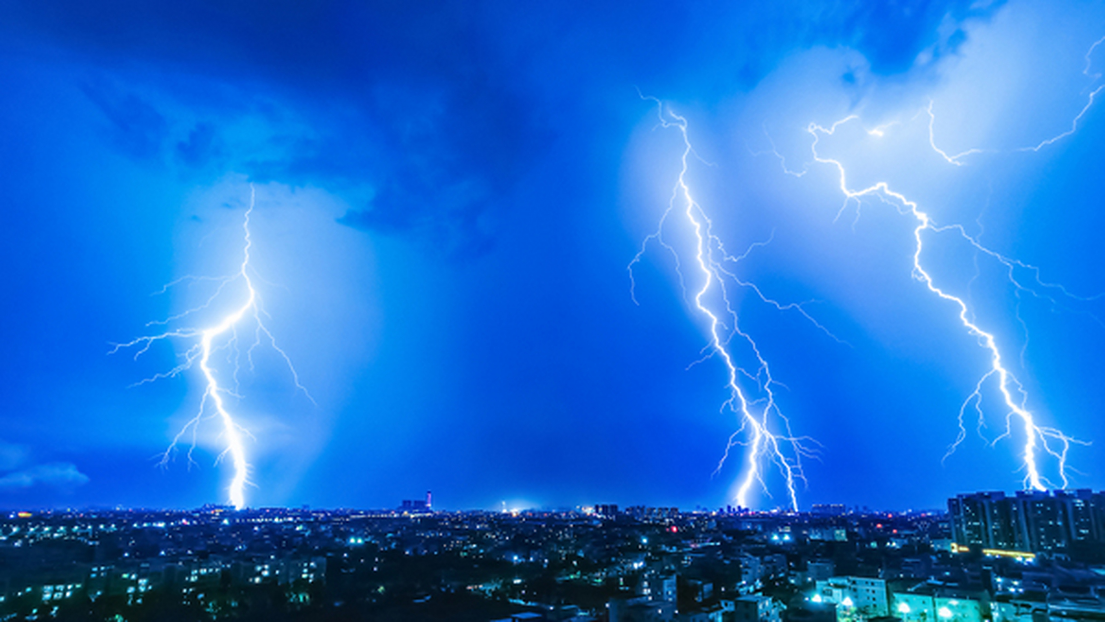 【福州一晚上闪电1797次】 福州市气象台7月17日清晨发布暴雨红色预警