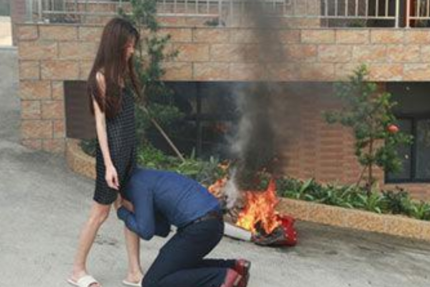 "老婆,我再也不敢了"凤凰男出轨被抓包,跪地求妻子原谅