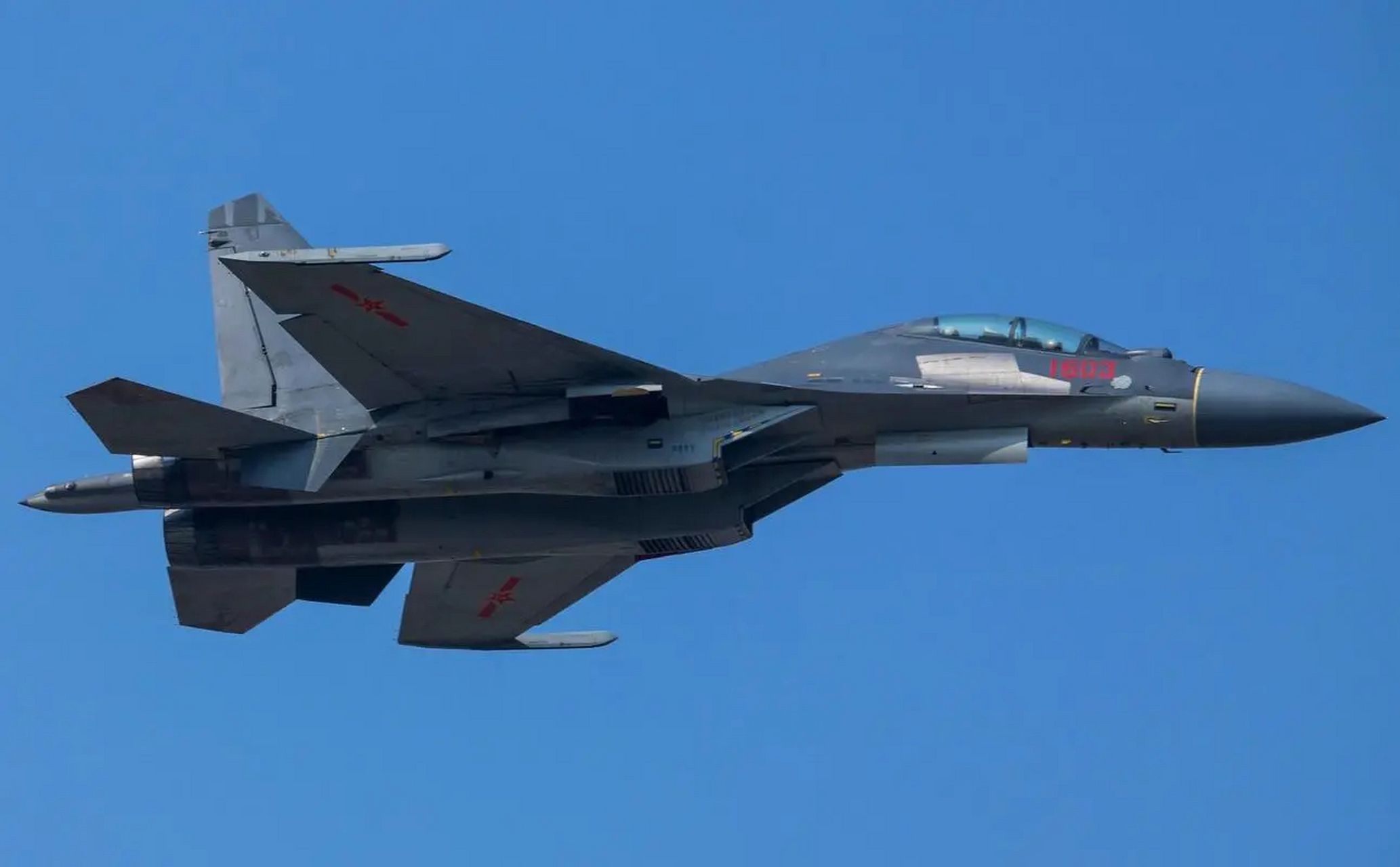 歼-16南海拦截美军侦察机!