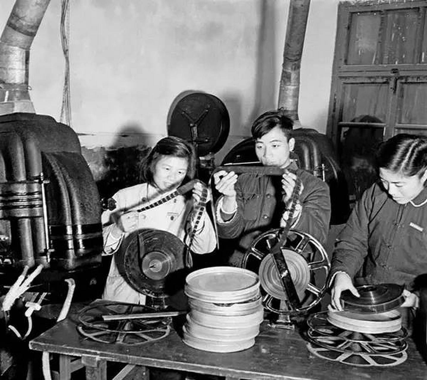 1955年,吉林长春,检查教学影片.大家看过老式胶带播放机放出的电影吗?