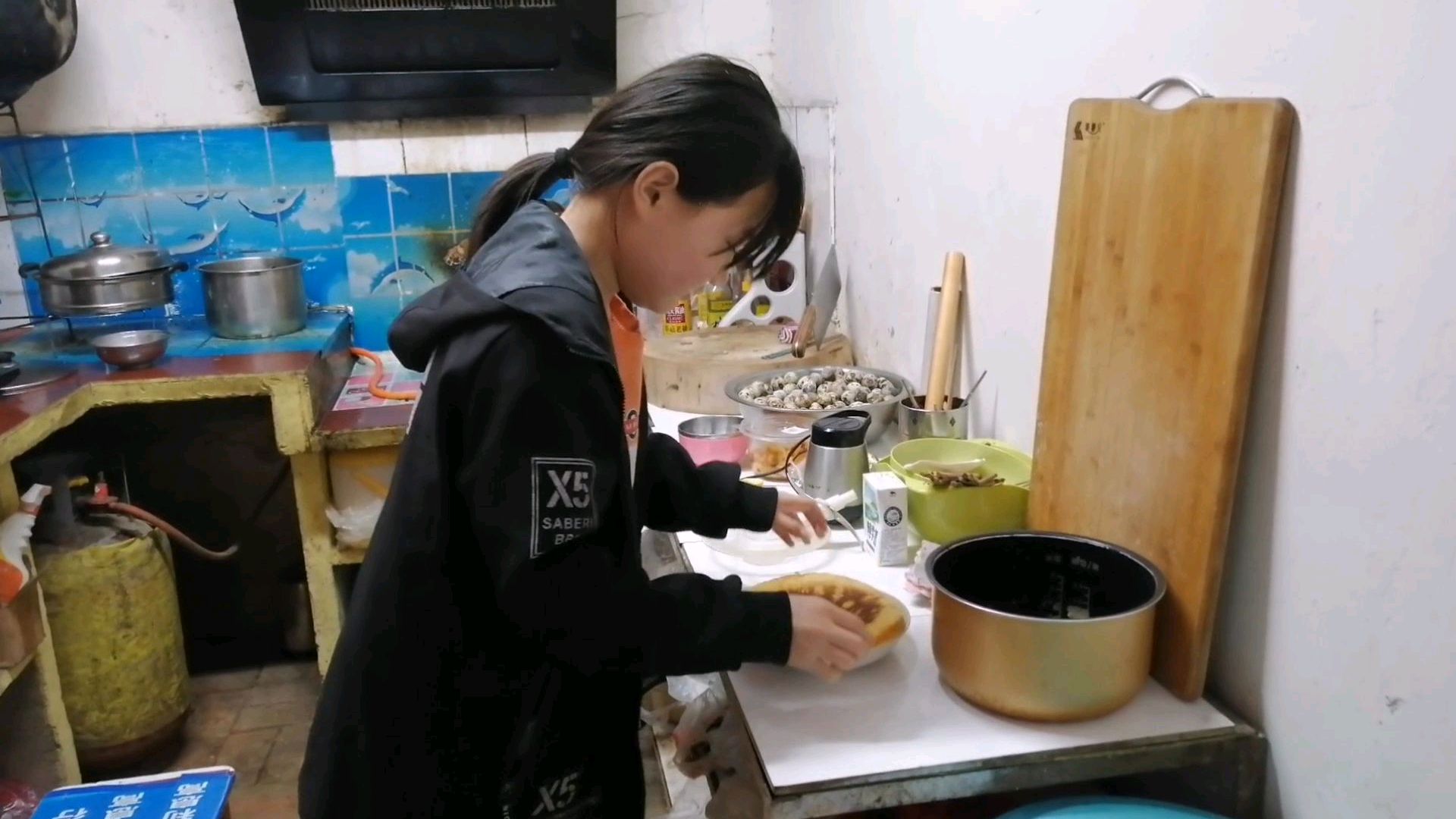十一岁女儿如何自制蛋糕,做给妈妈吃,妈妈感觉特暖心!