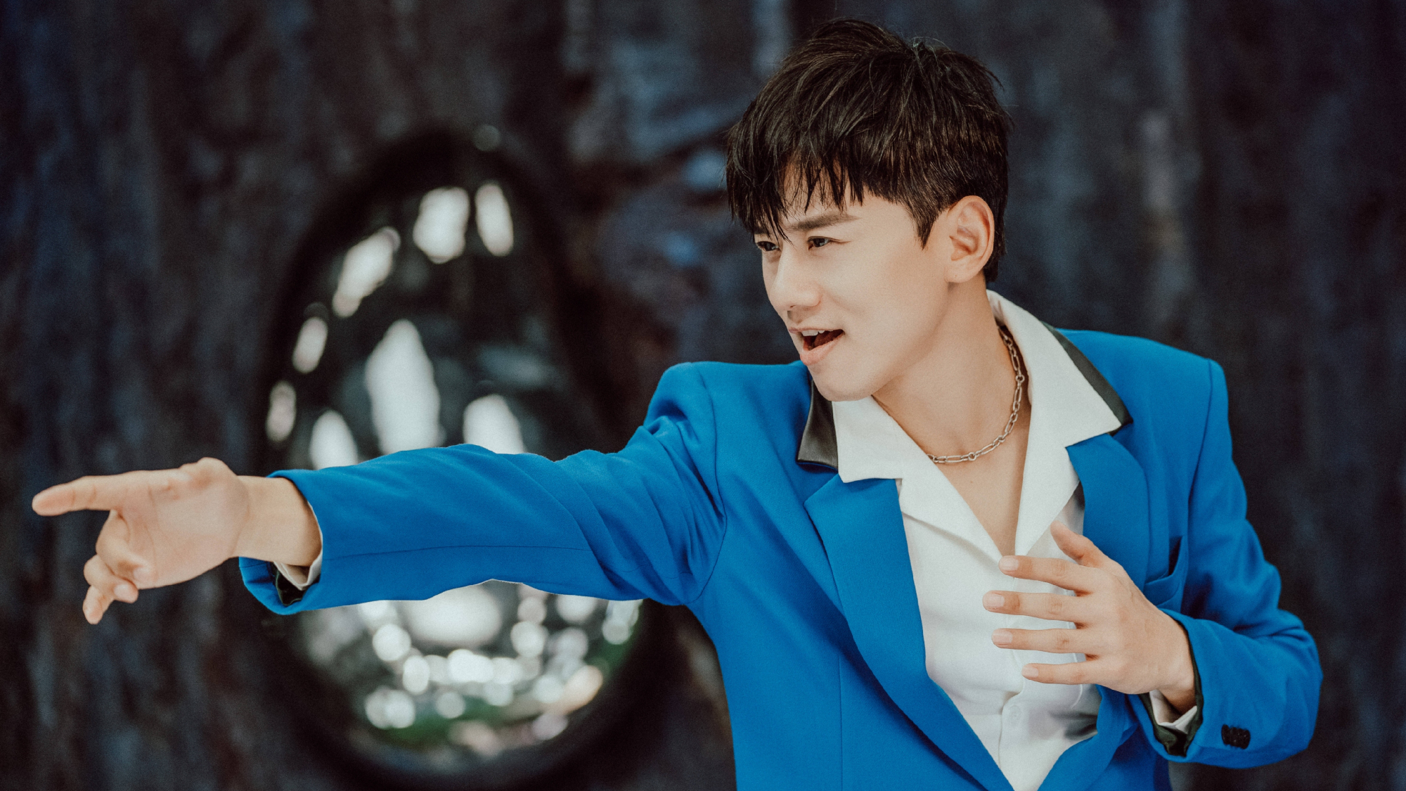 歌手张杰,天籁之音,感心动耳,来看舞台照和写真照吧